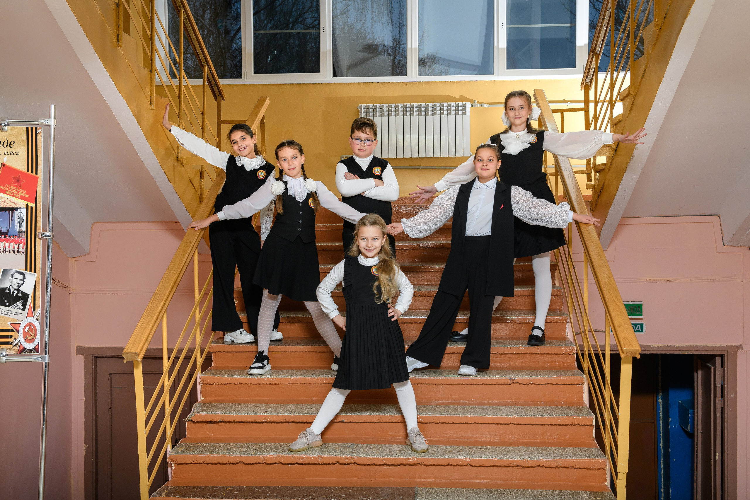 Четвероклассники позируют для школьного альбома. Выпускные альбомы в Курске