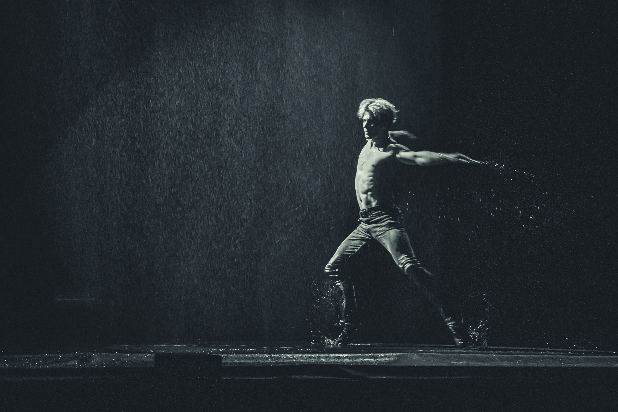 Шоу под дождем, Гранд Холл Сибирь, 20.02.2026. Фотограф Регина Крикунова г. Красноярск