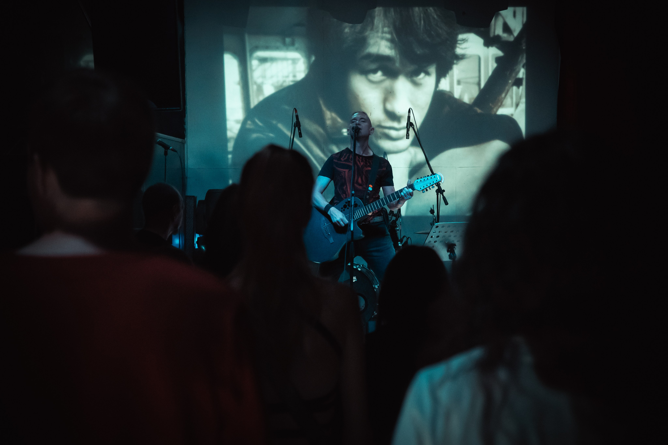 Павел Горловой, Концерт памяти В.Цоя, 16.08.2025, Эрмитаж. Фотограф Регина Крикунова г. Красноярск