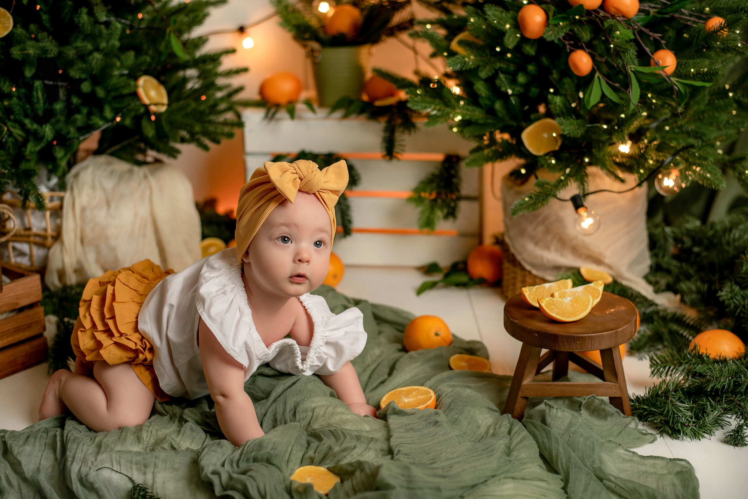 Лиза- купание с апельсинками НГ. Семейный и детский фотограф Наталья Горда