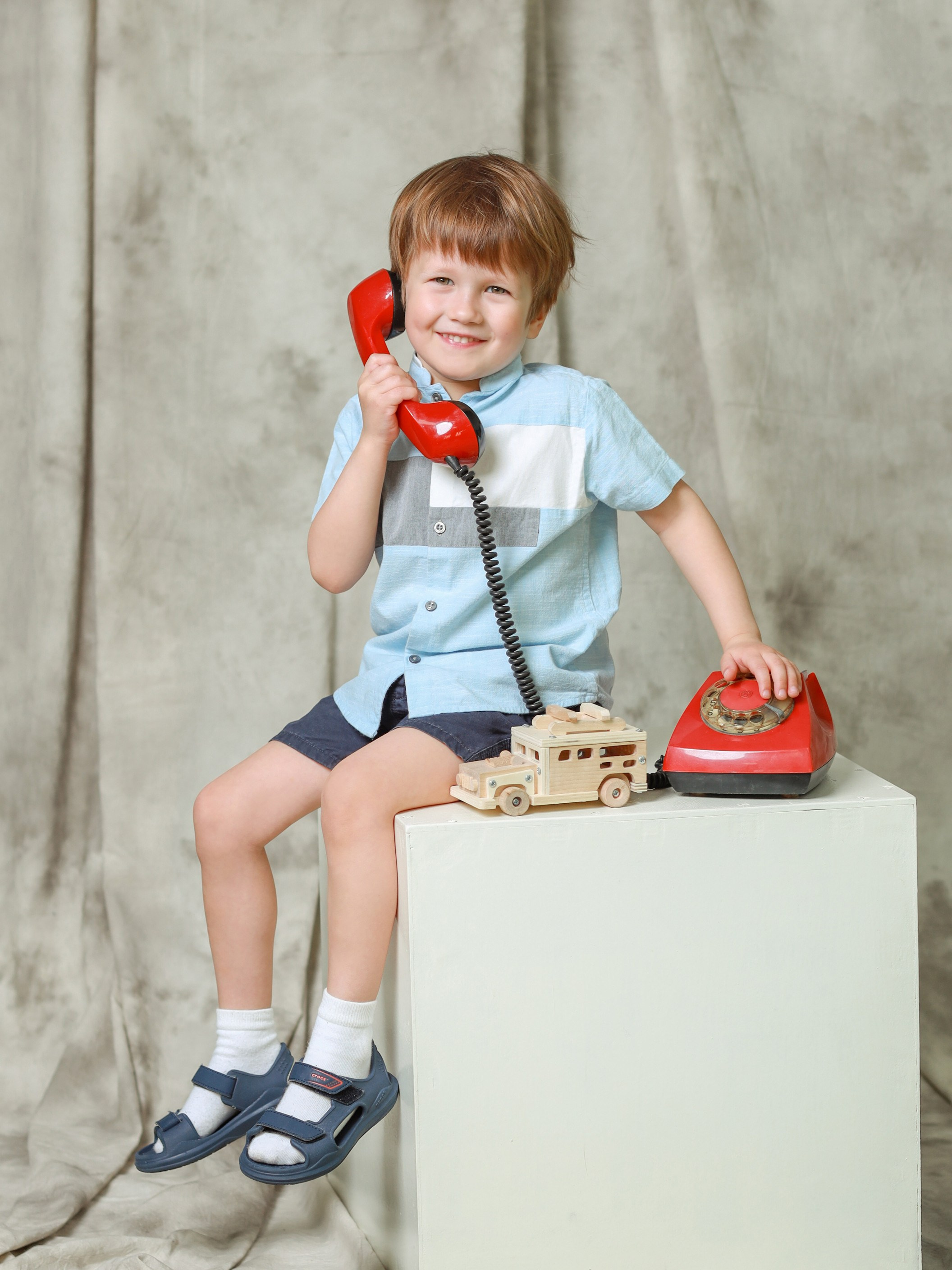 Общее фото в детском саду с выездным реквизитом в Тюмени. Выпускные альбомы в Тюмени для школ, садов, вузов спортивных секций