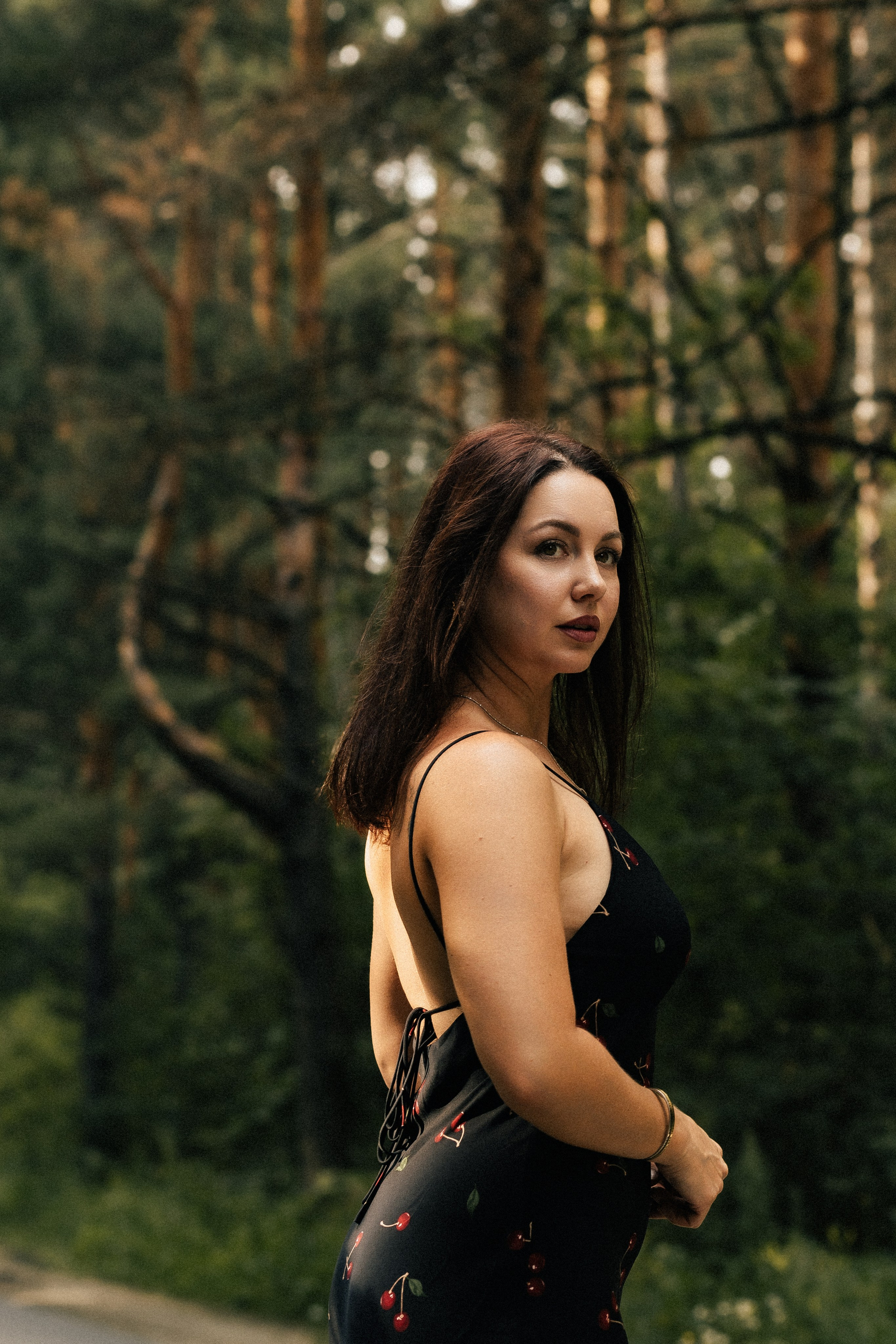 Портрет девушки в черном платье на фоне соснового леса, эстетика природы. Фотограф в Пензе Александра Овечкина