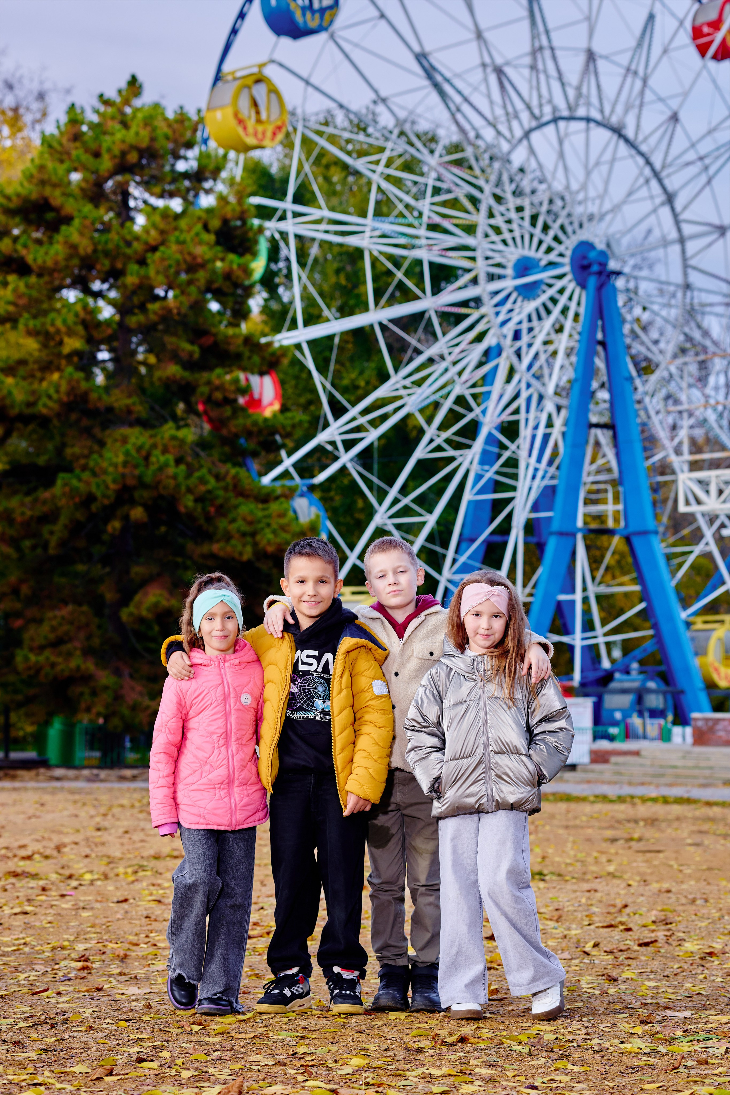 Прогулка в парке классом. Фотограф Выпускные альбомы Таганрог Сергей Коробченко