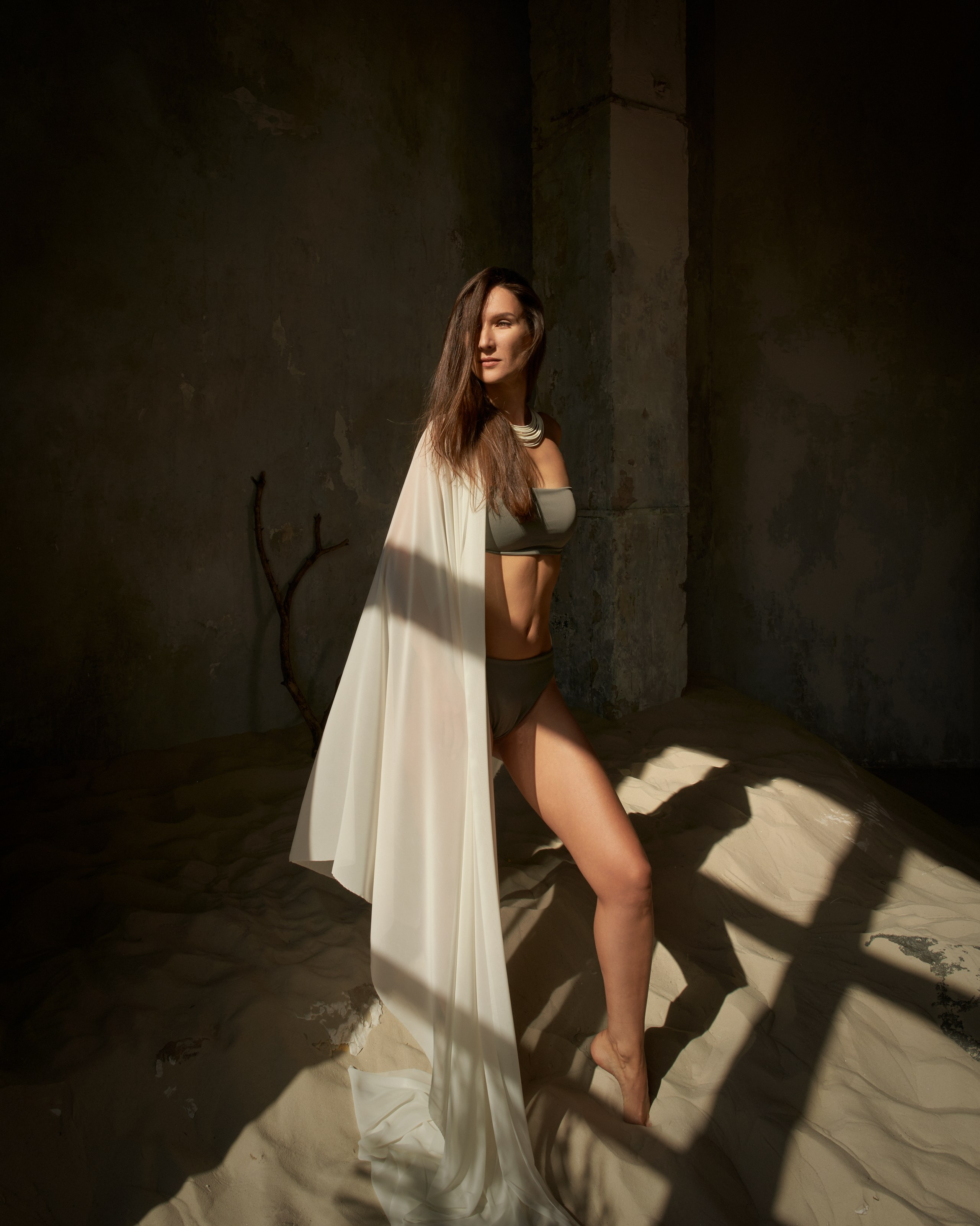 Фотосессия стройной девушки с тканью