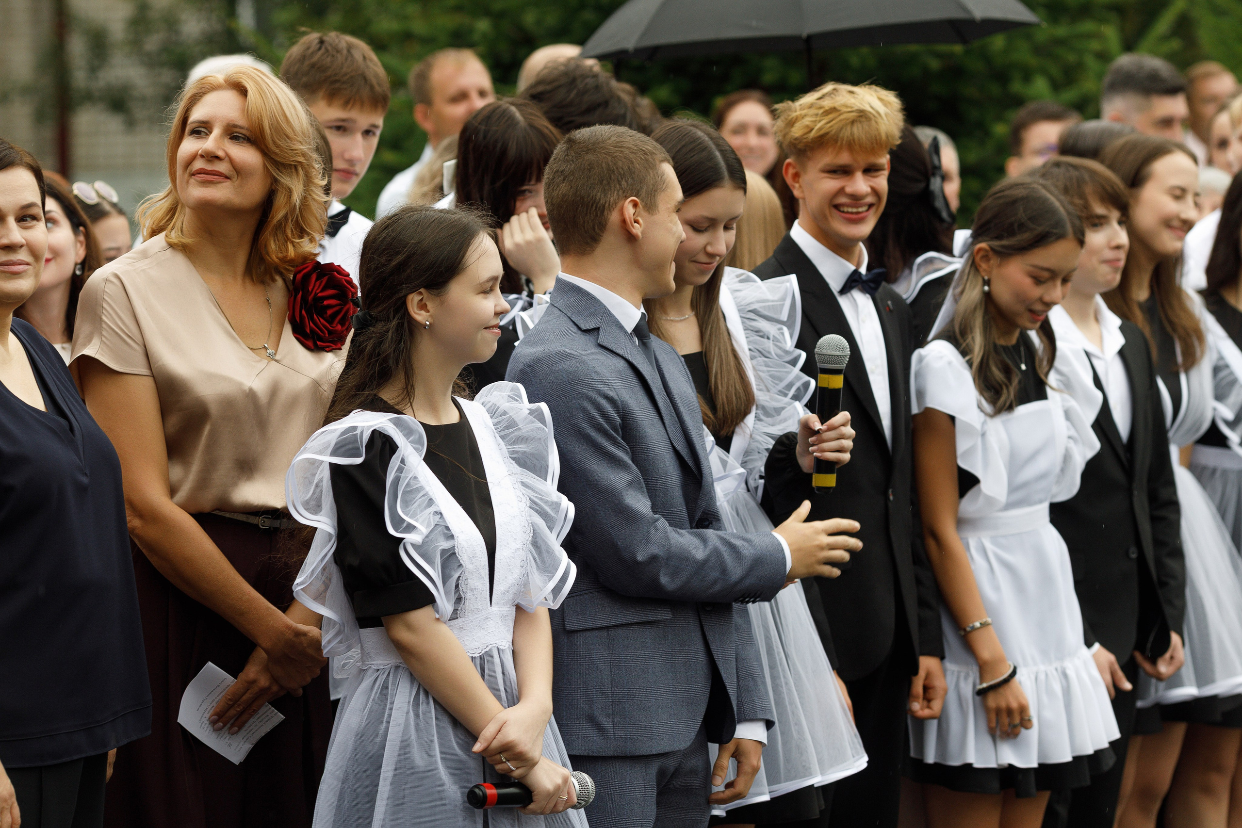 Линейка 11 клас Гимназия Артём. Photoalbum-vl.ru