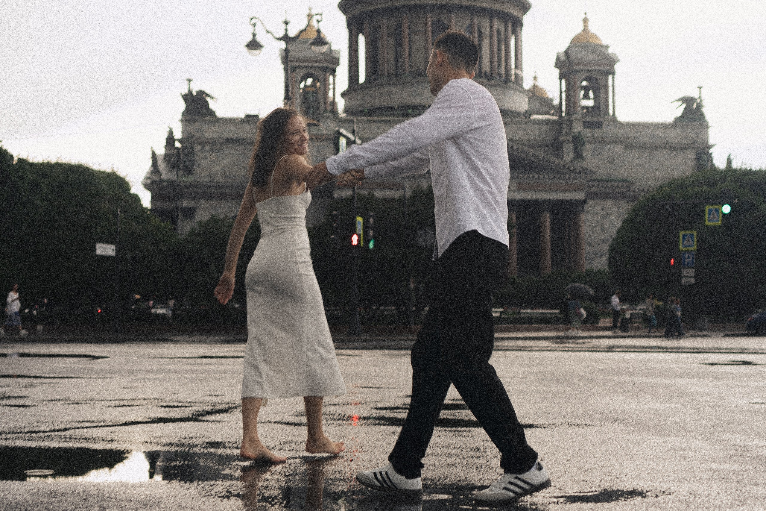 СВАДЕБНАЯ ФОТОСЕСИСИЯ В МЕТРО И ВОЗЛЕ ИСАКИЕВСКОГО СОБОРА В ДОЖДЬ. Профессиональный фотограф, Санкт-Петербург — Виктория Богомолова