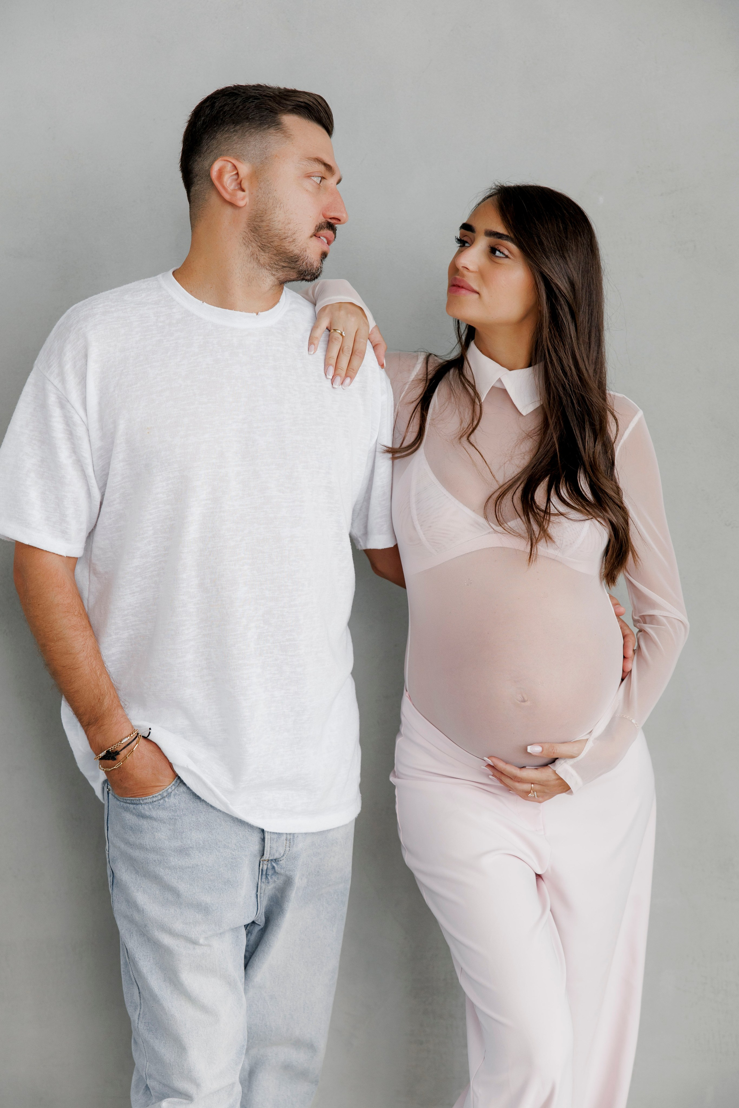 Pregnancy photoshoot inside the studio in Tel Aviv. Главная