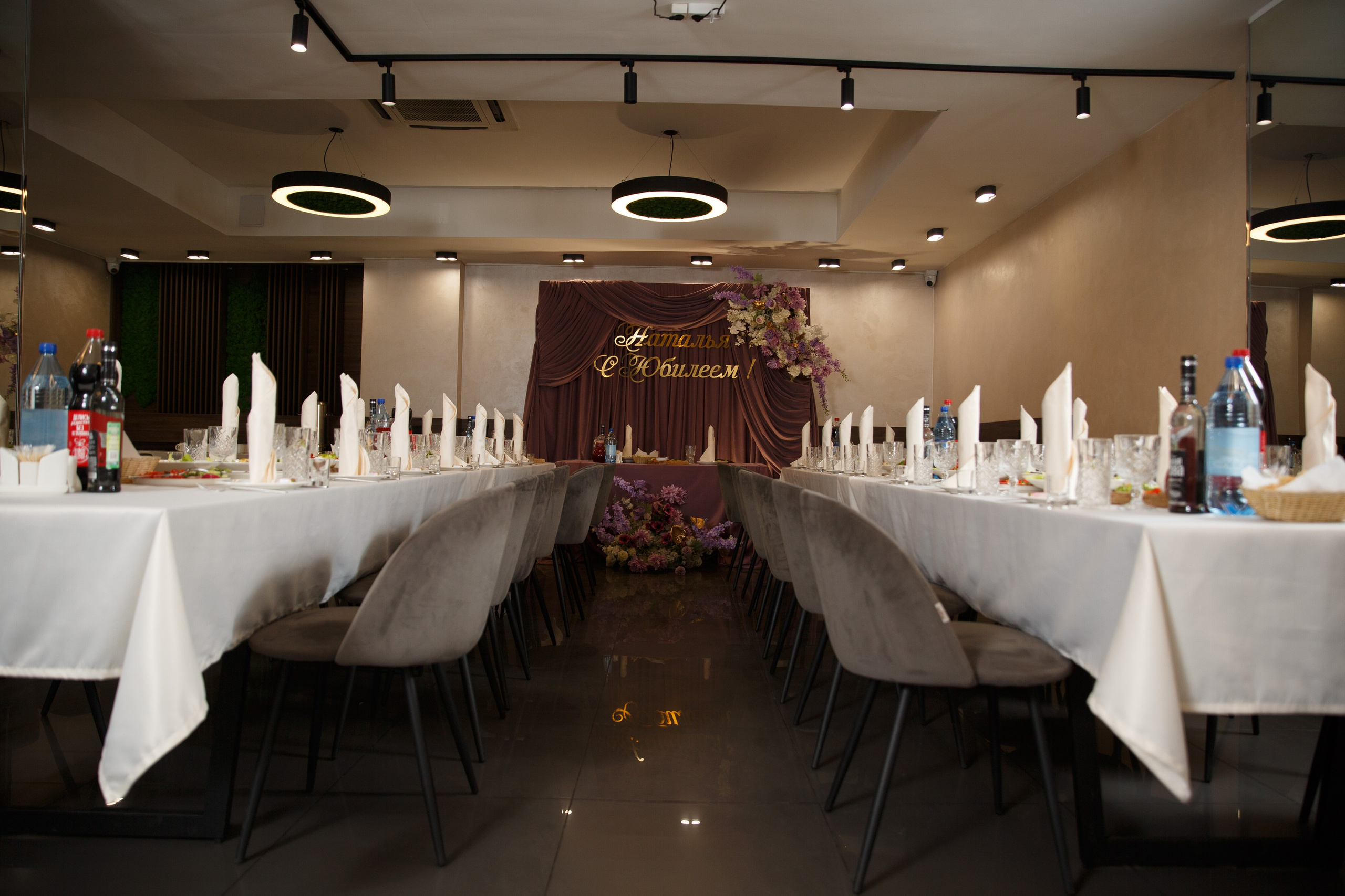 Пустой банкетный зал с сервированными столами, подготовка к празднику.