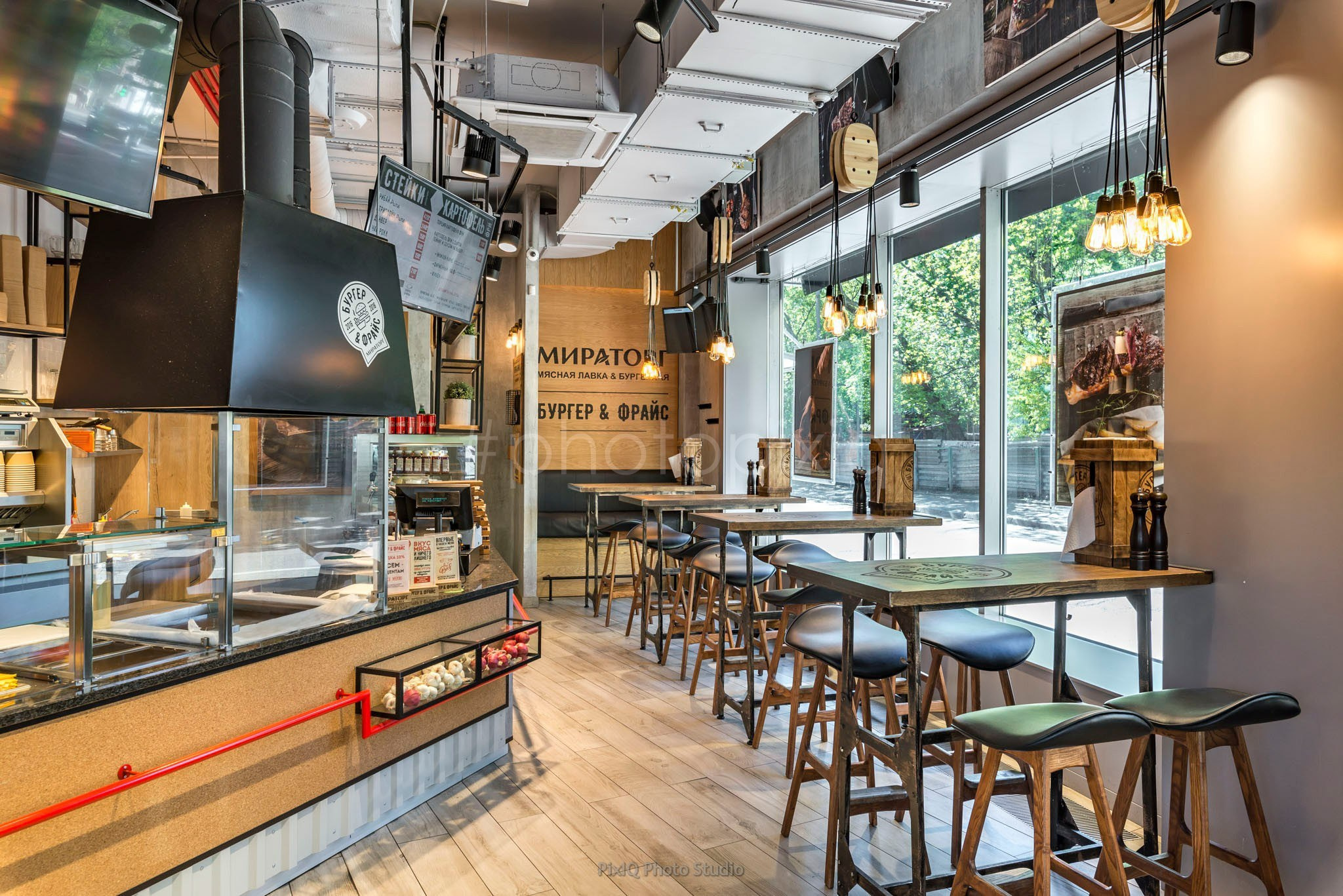 Фотосъёмка интерьера кафе Бургер Фрайс. Интерьерная съёмка и виртуальные туры — Интерьерный фотограф Кузнецов Сергей (photopixiq)