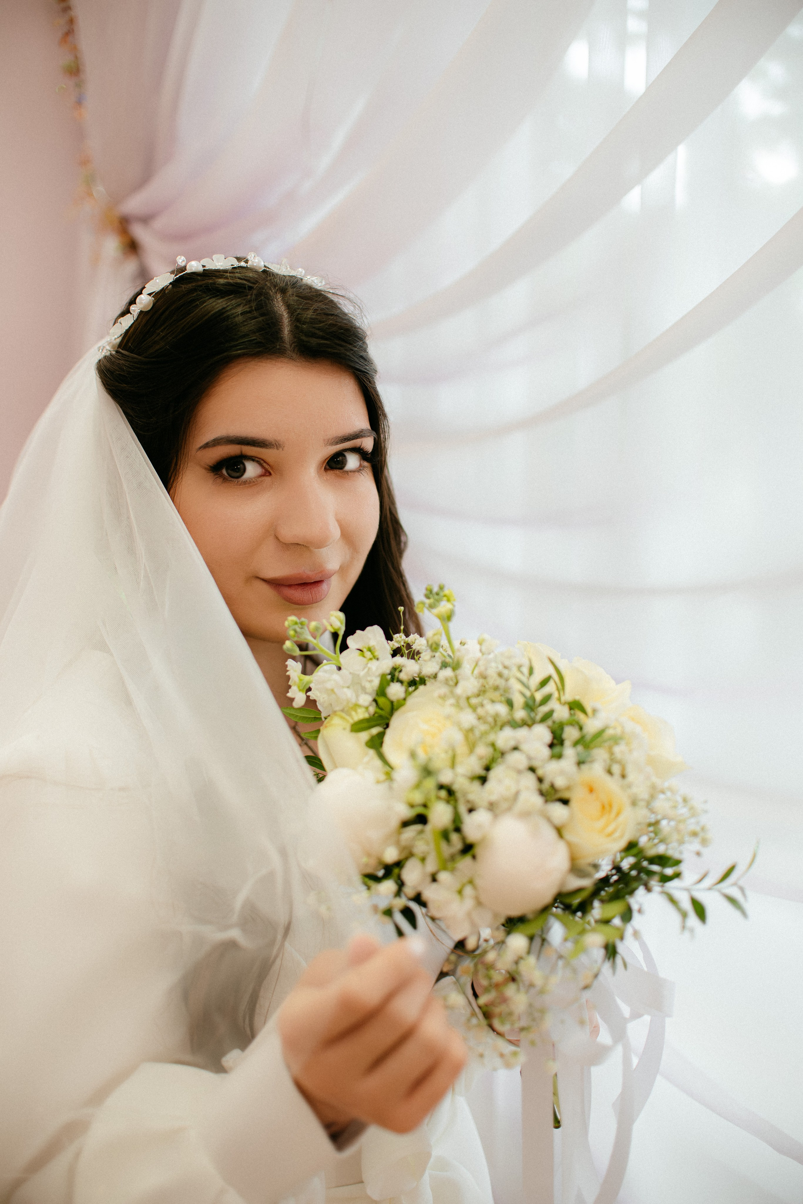 Невеста с букетом в светлом холле ЗАГСа Щёлково, ожидание регистрации