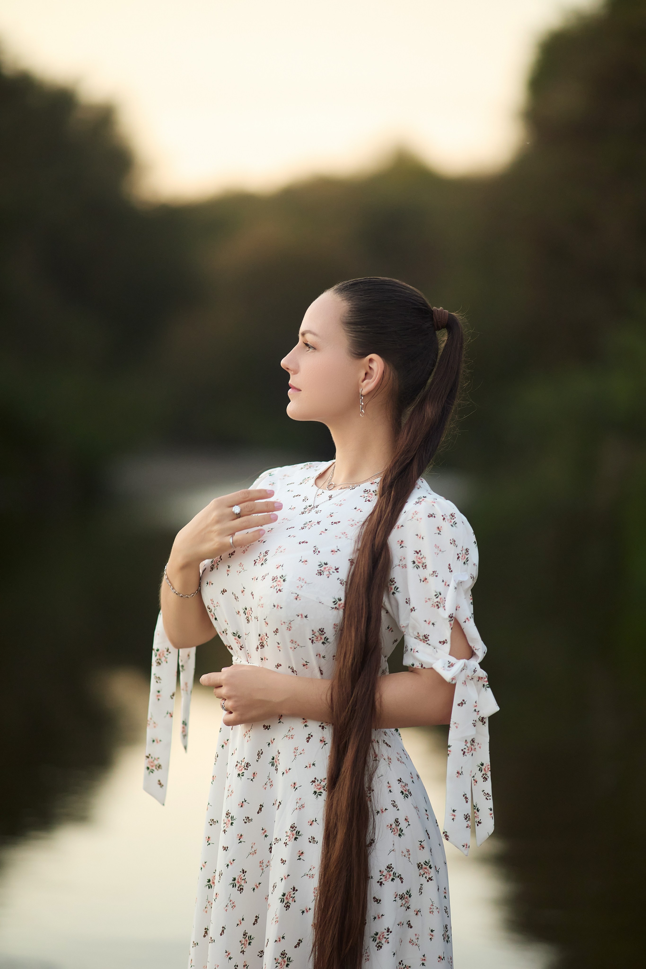 Фотосессия у озера в девушкой с длинной косой в светлом платье. Автор снимка - портретный фотограф в Находке Олег Мороз