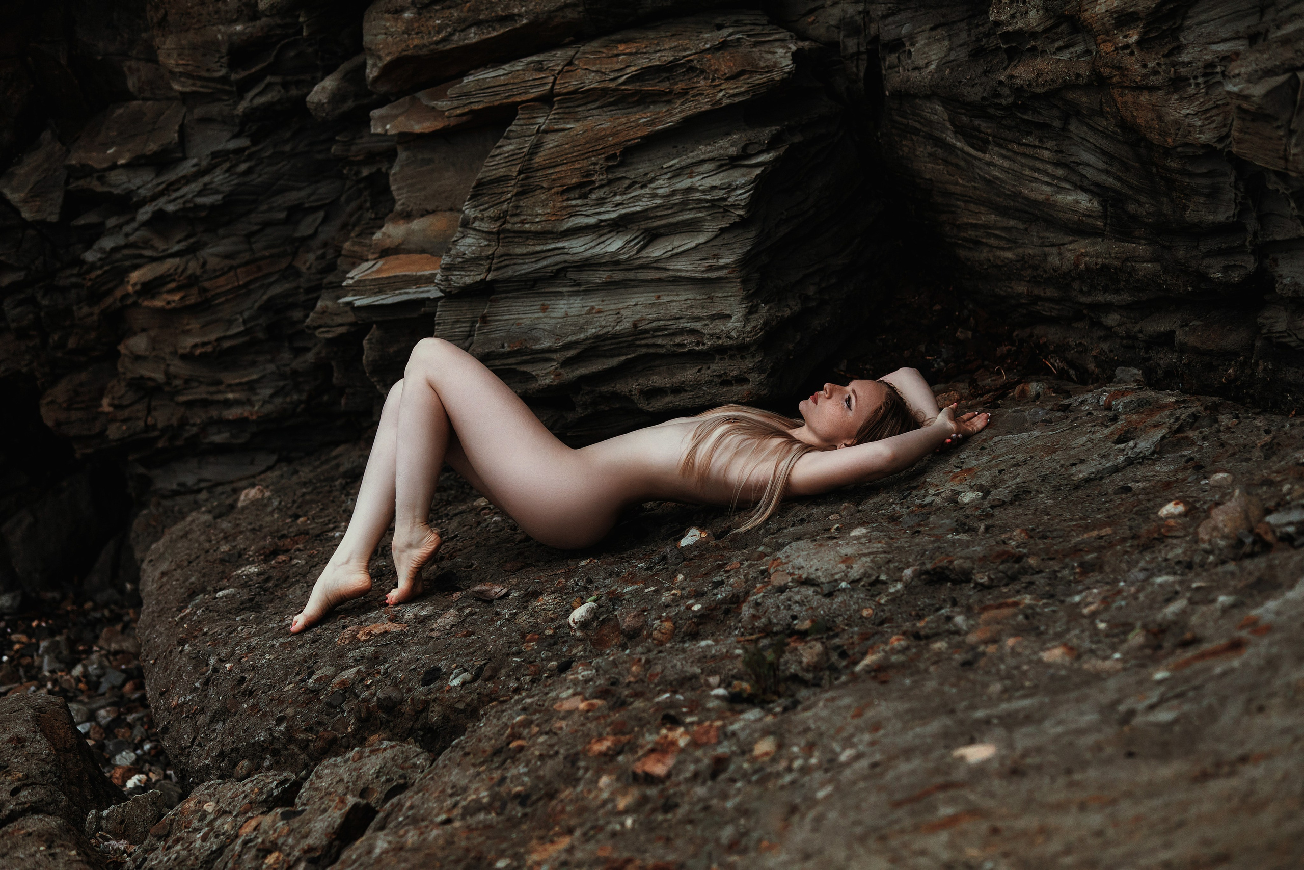 Обнажённая женщина красиво позирует на скале у моря, автор - ню фотограф Владивосток