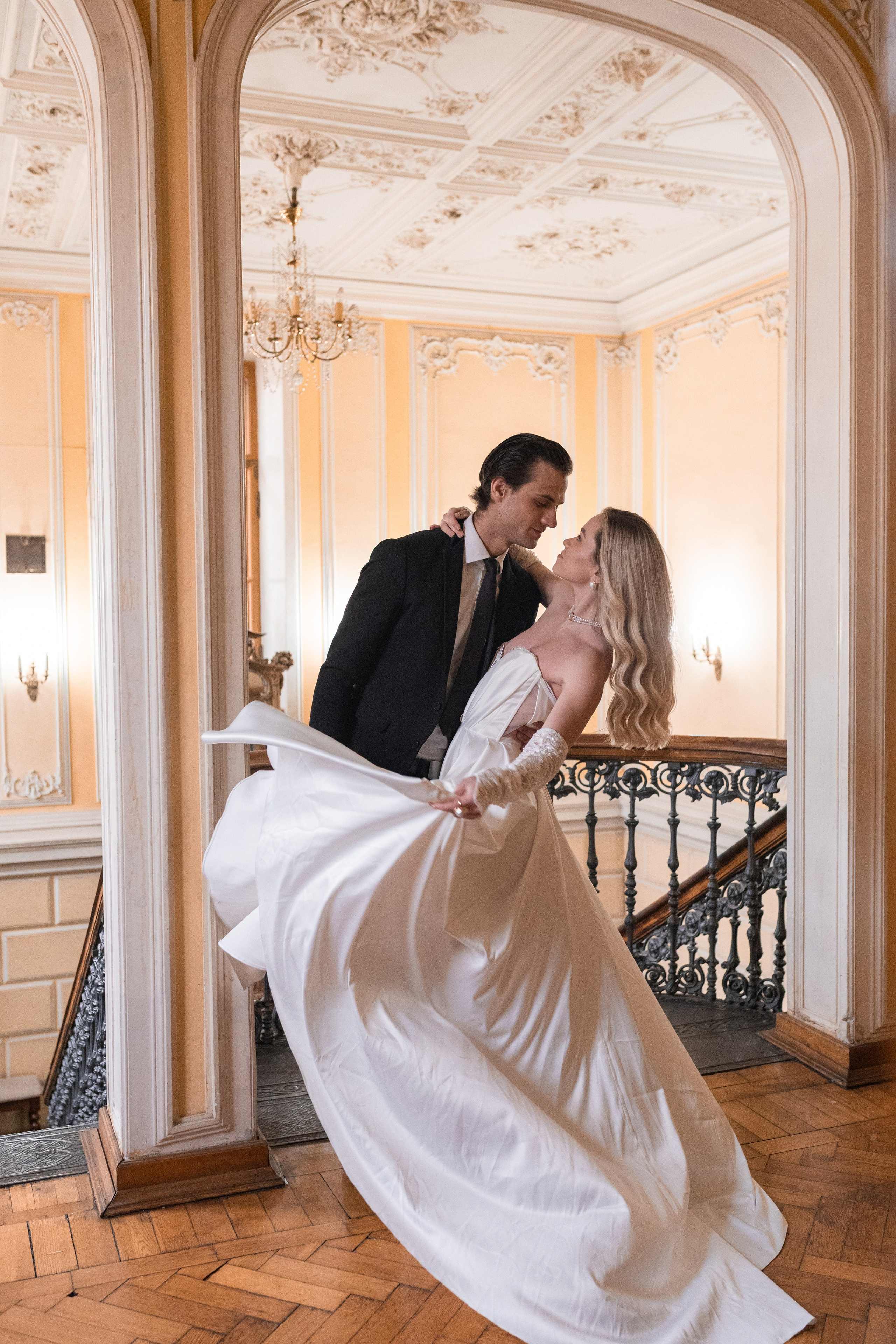 Свадебная фотосессия в Пушкинской библиотеке. Свадебный фотограф в Москве Анна Полушина