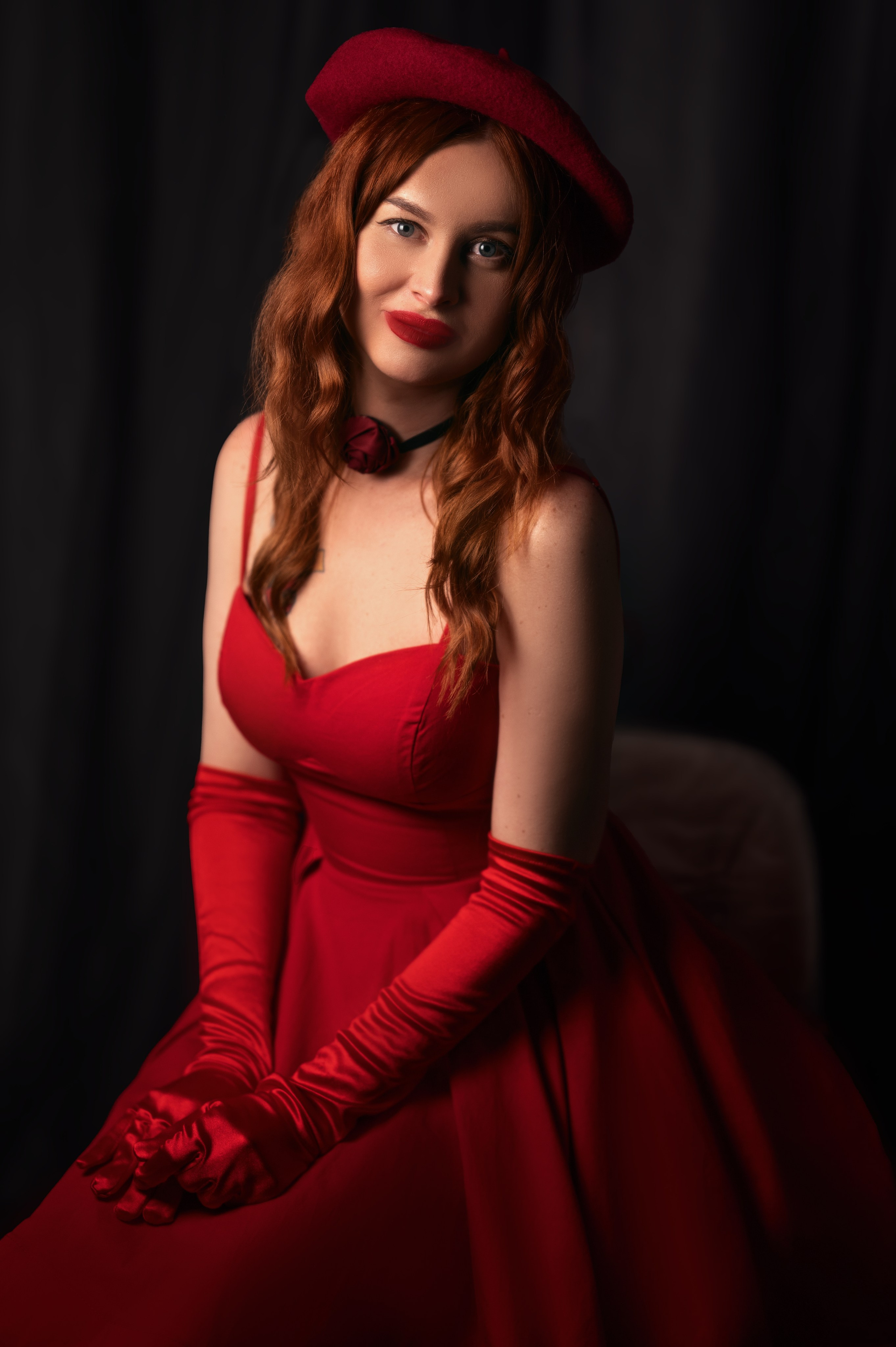 Волгодонск: портрет в студии. Красное платье и берет создают изысканный образ. Фотограф — Елизавета Жуйкова.