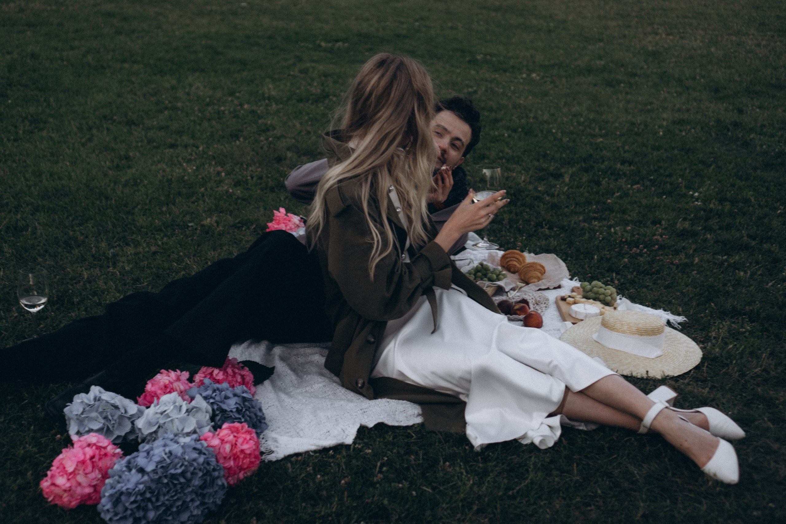 СВАДЕБНАЯ СЬЕМКА ПАРЫ НА РАССВЕТЕ В БЕЛЫЕ НОЧИ И ПРОГУЛКА С РАЗВОДНЫМИ МОСТАМИ И ПИКНИК ВОЗЛЕ ИСАКИЕВСКОГО СОБОРА. Профессиональный фотограф, Санкт-Петербург — Виктория Богомолова