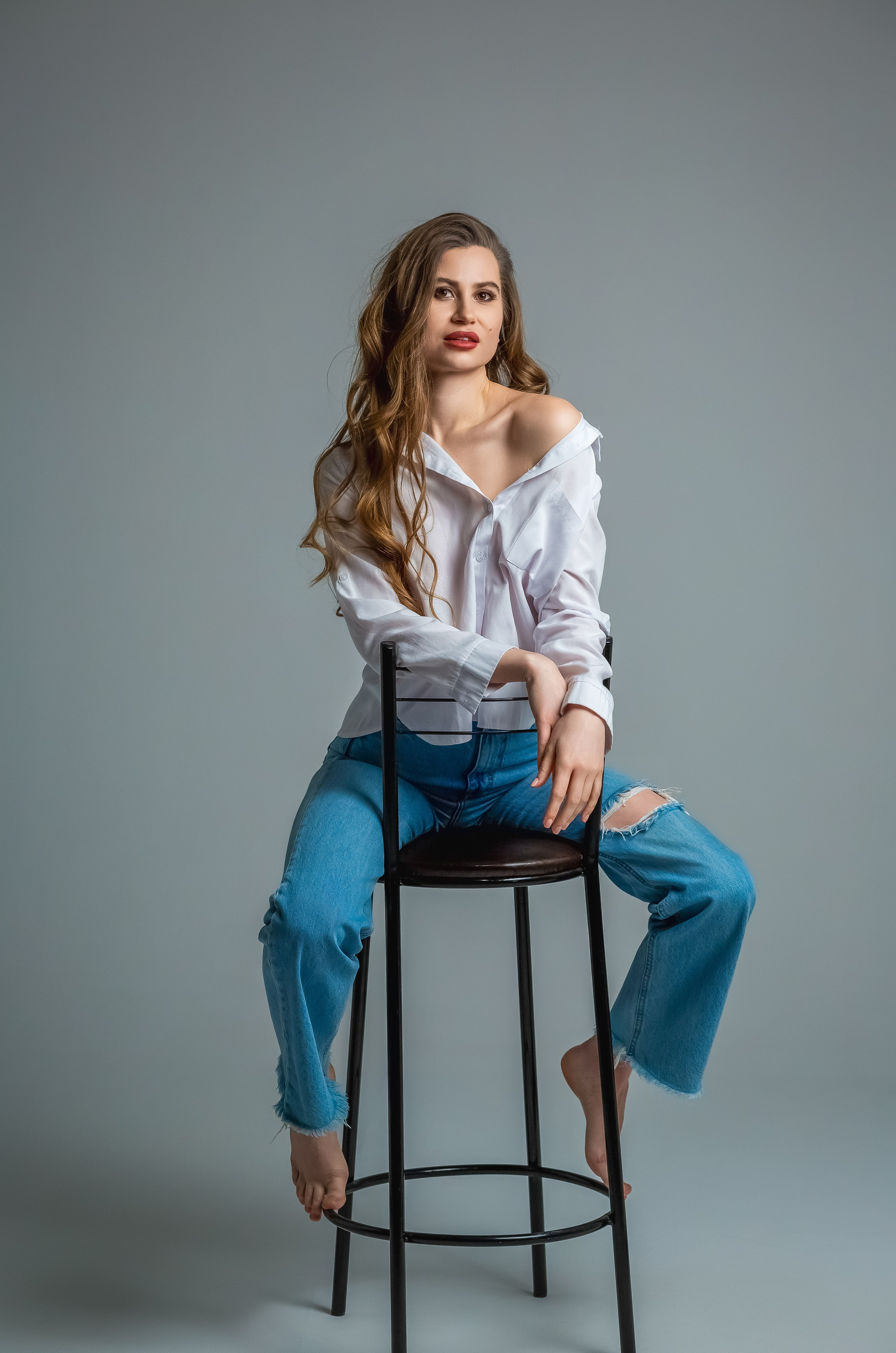 Синие джинсы — белые тюльпаны. Вера Соколова фотограф Воронеж