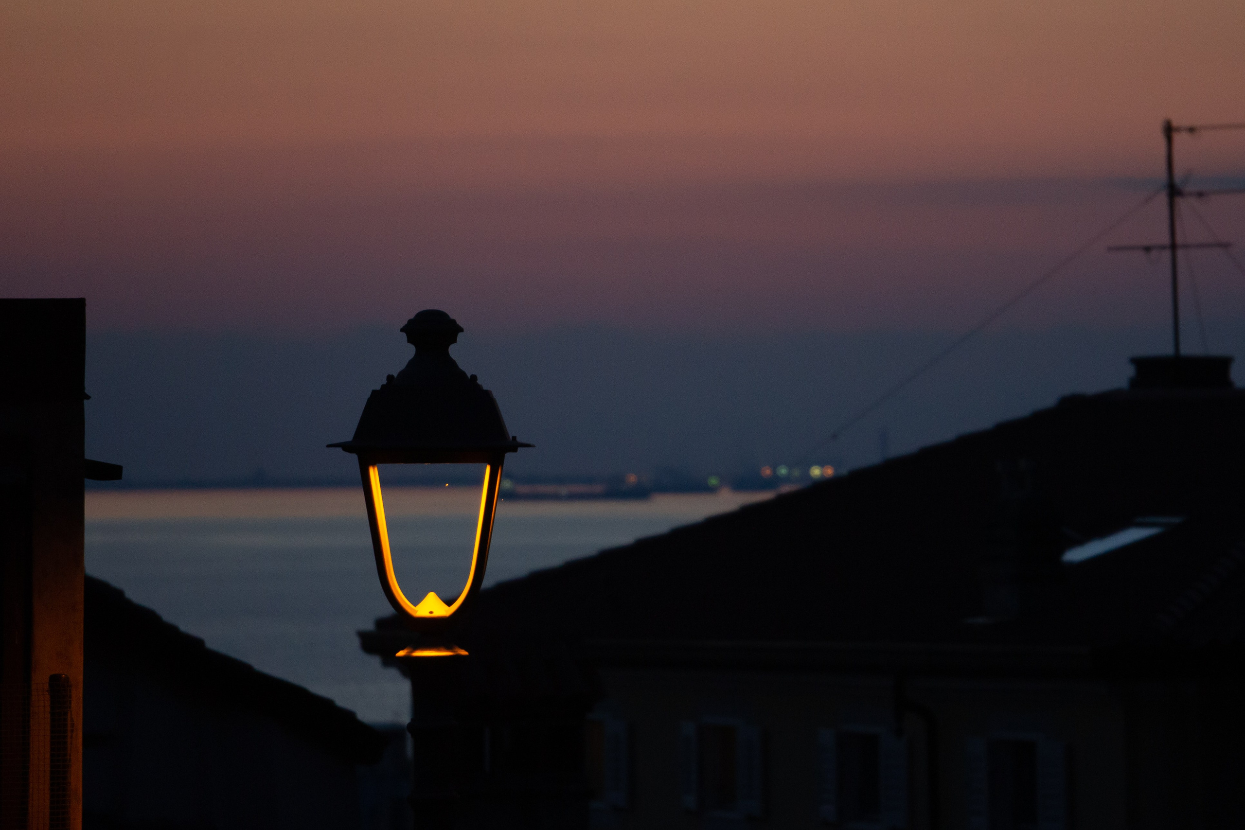 Lanterne di una citta. Fotografo Alina Imanbaeva Trieste e FVG