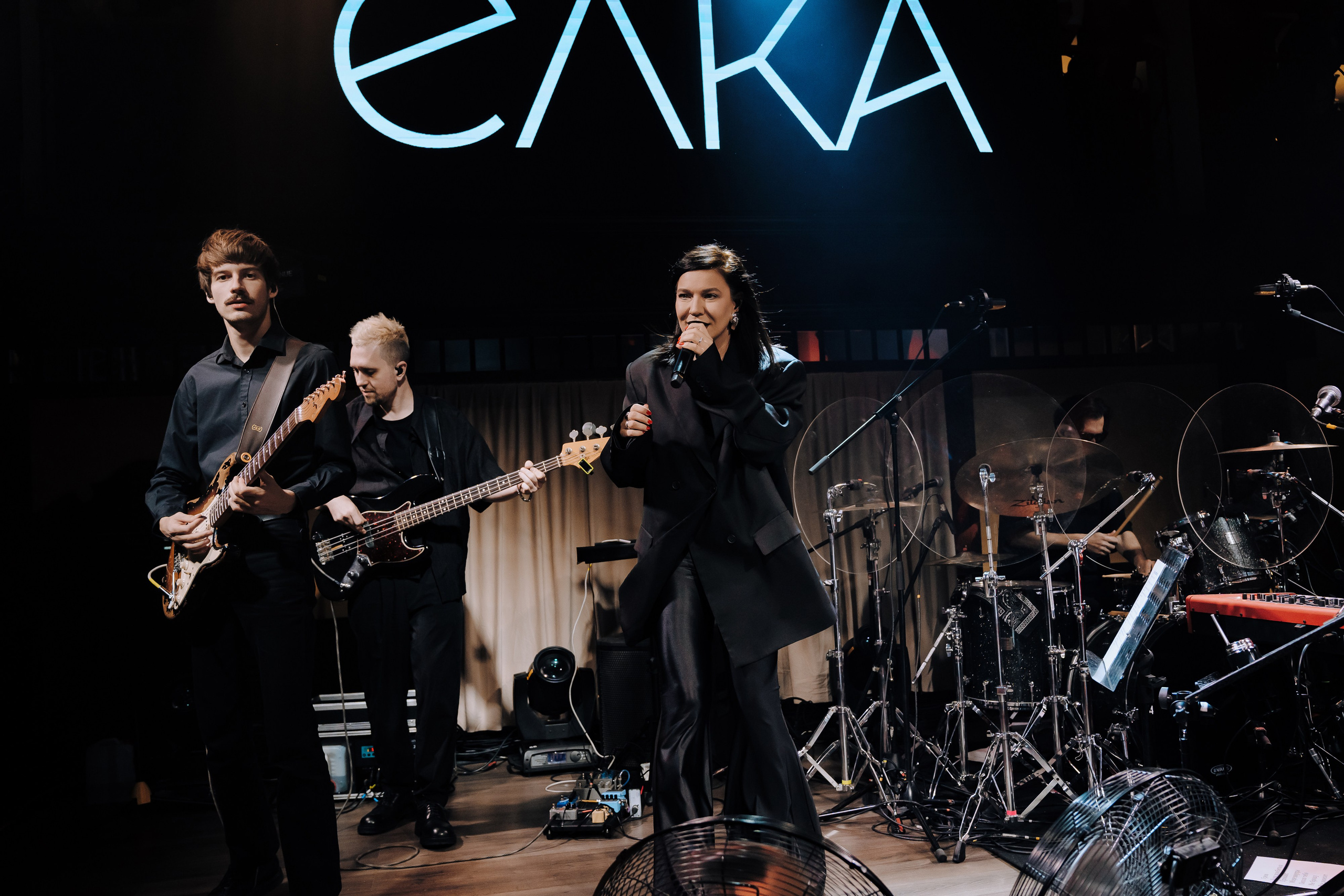 20 ЛЕТ МЕГАПОЛИС ЧЕЛЯБИНСК ХЕДЛАЙНЕР ЕЛКА. Репортажный фотограф Зуев Роман г. Челябинск