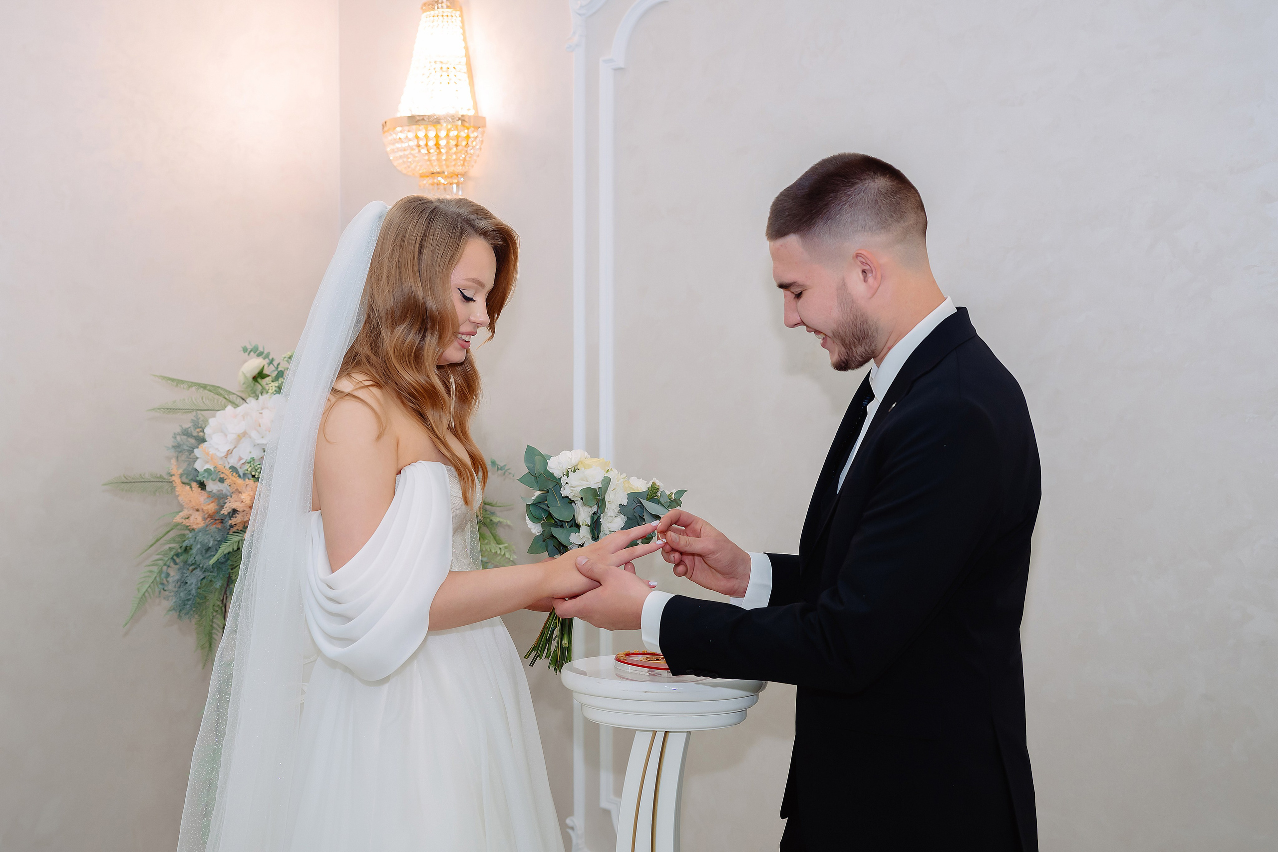 Регистрация в ЗАГСе города Новомосковск. Жених одевает кольцо на палец своей будущей жене.
