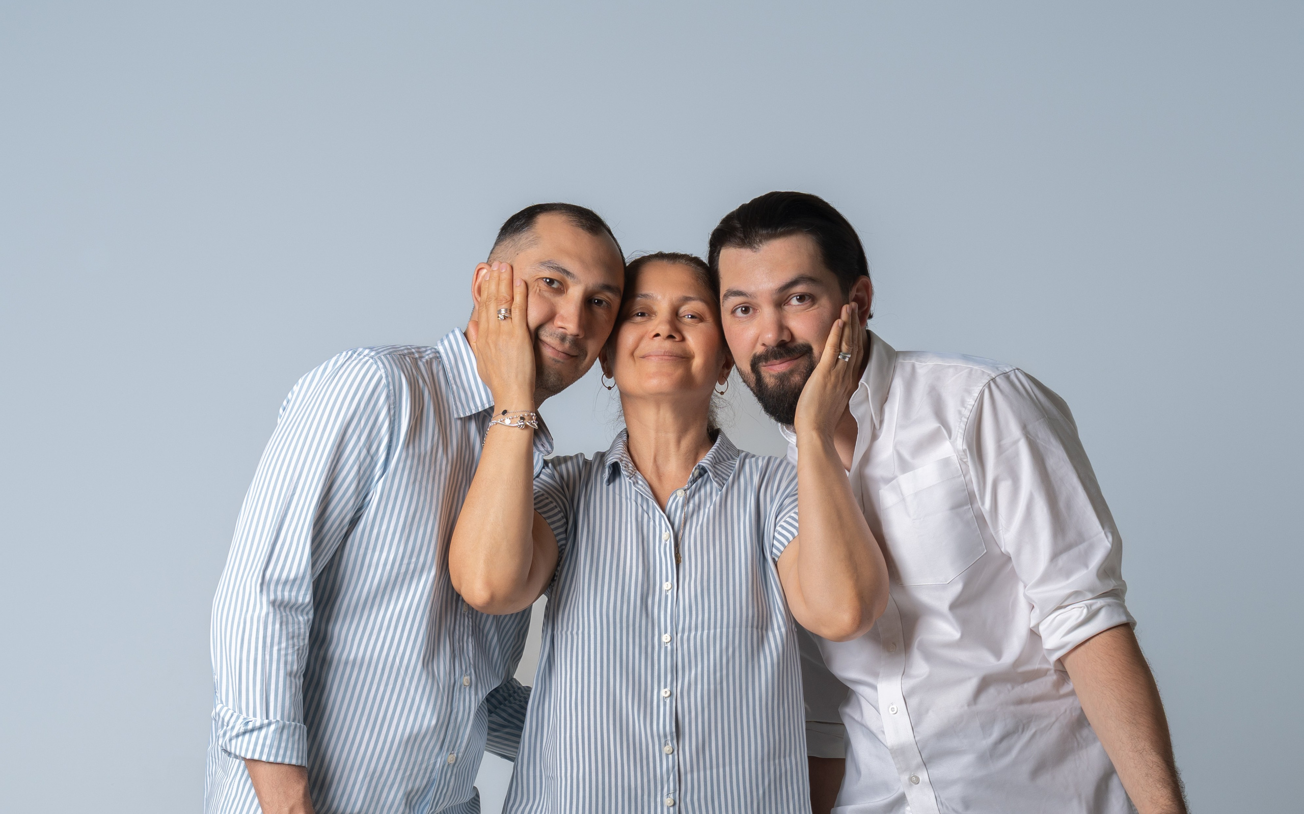Семейная фотосессия для мамы и сыновей. Портретный фотограф в Москве Фарид Леонов