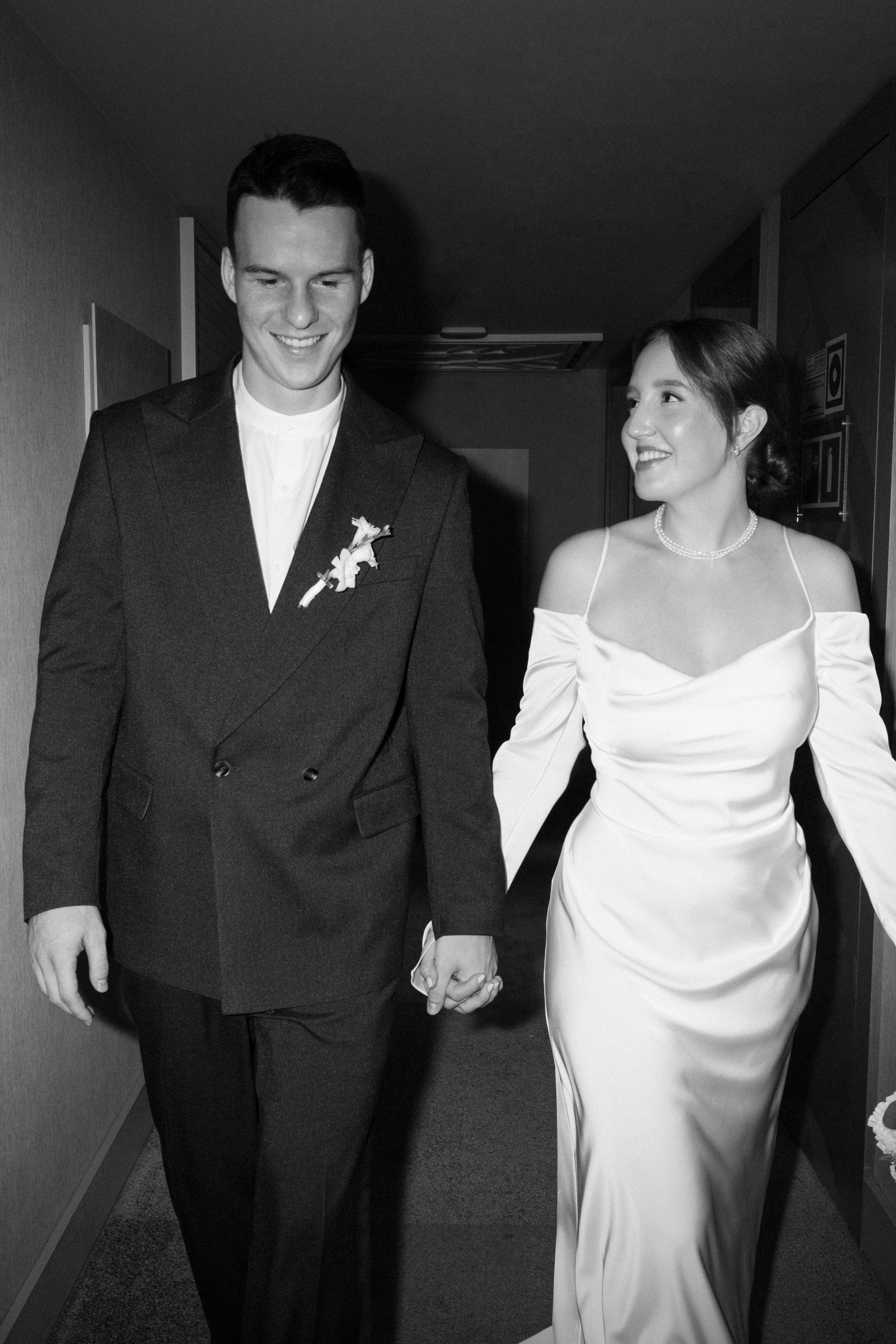 Лёня и Юля. Питер. От утра в отеле до вечеринки в ресторане на заливе. Цифра и плёнка. Свадебный фотограф Катерина Чулкова