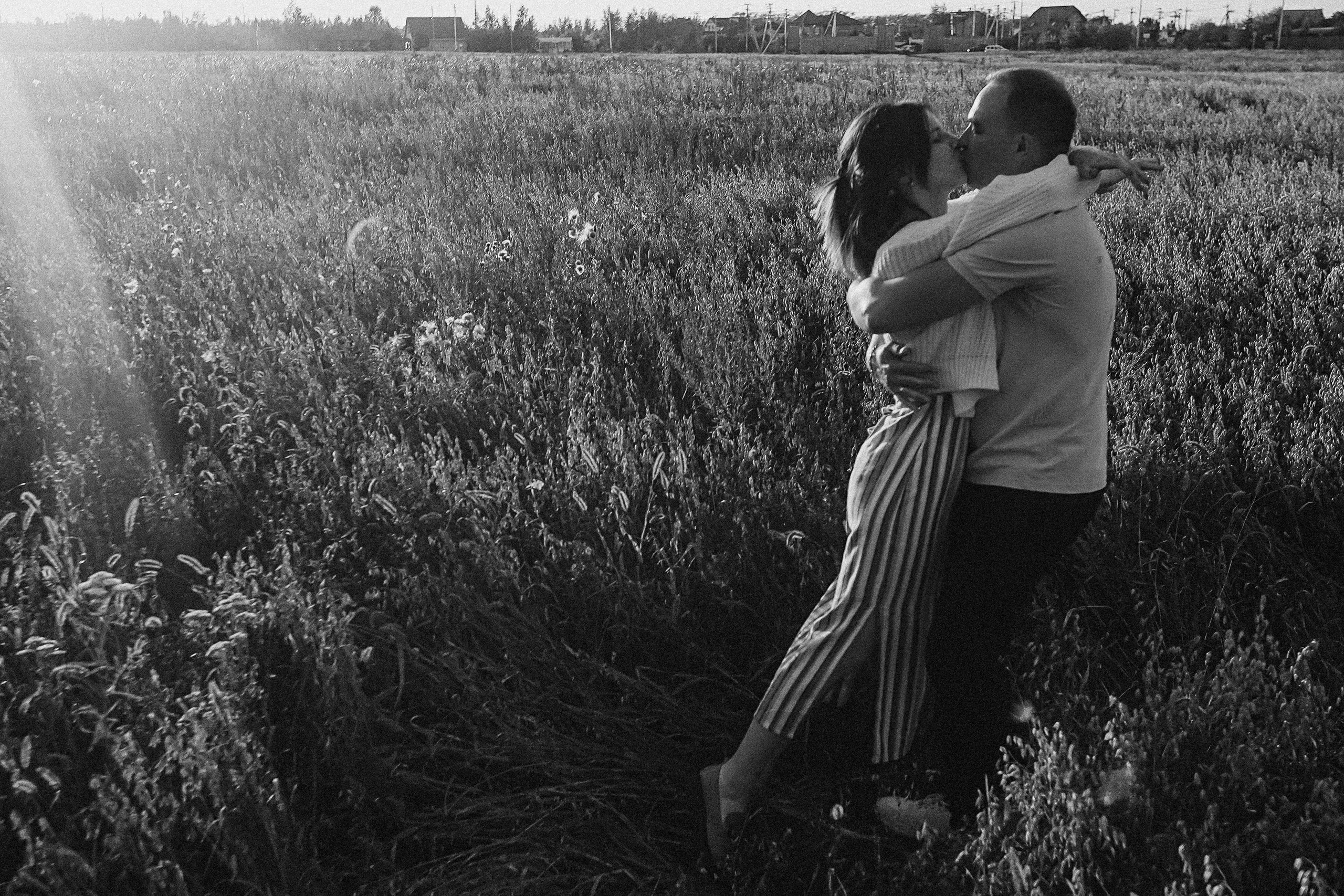 Поле love story на закате. Семейный фотограф Тюмень, фотограф на роды Салмина Мария