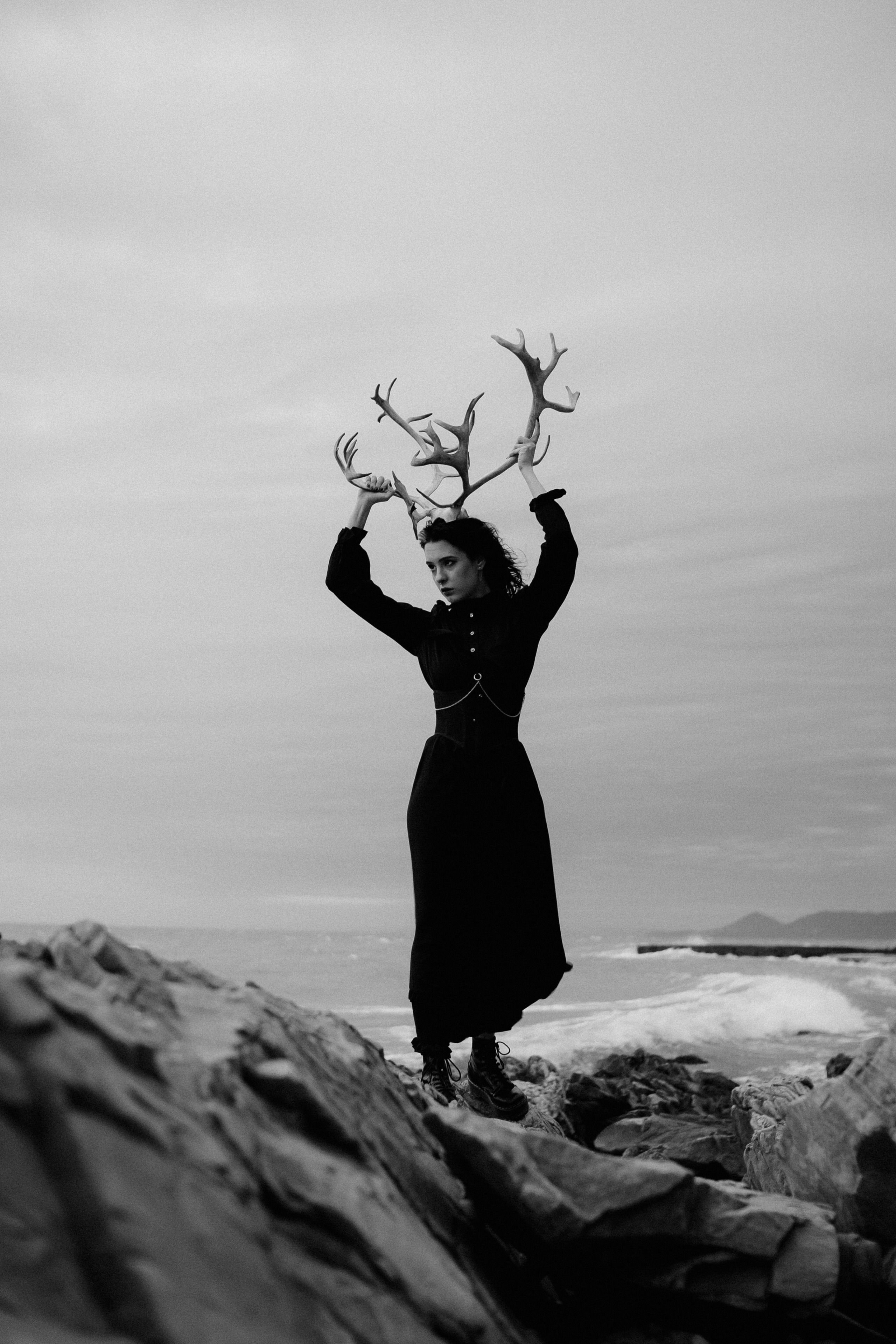 Съёмка у моря с оленьими рогами