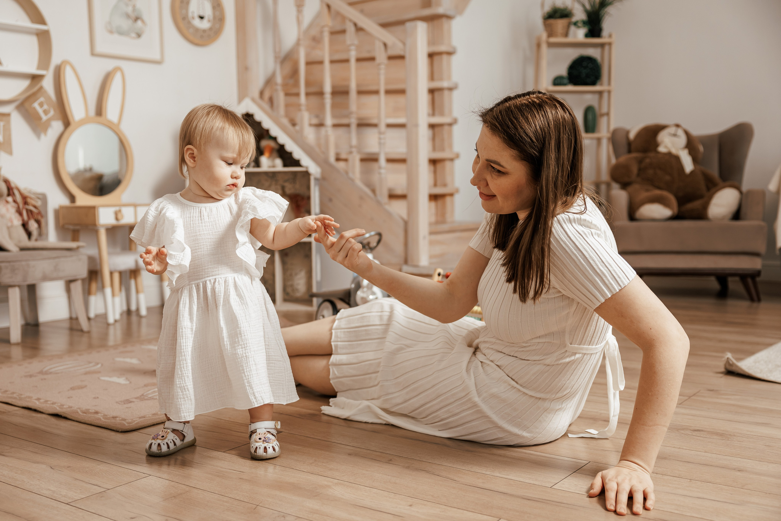 Семейная фотосессия для семьи с девочками близнецами на годик одежда в светлых тонах светлая бежевая студия в Москве теплые тона