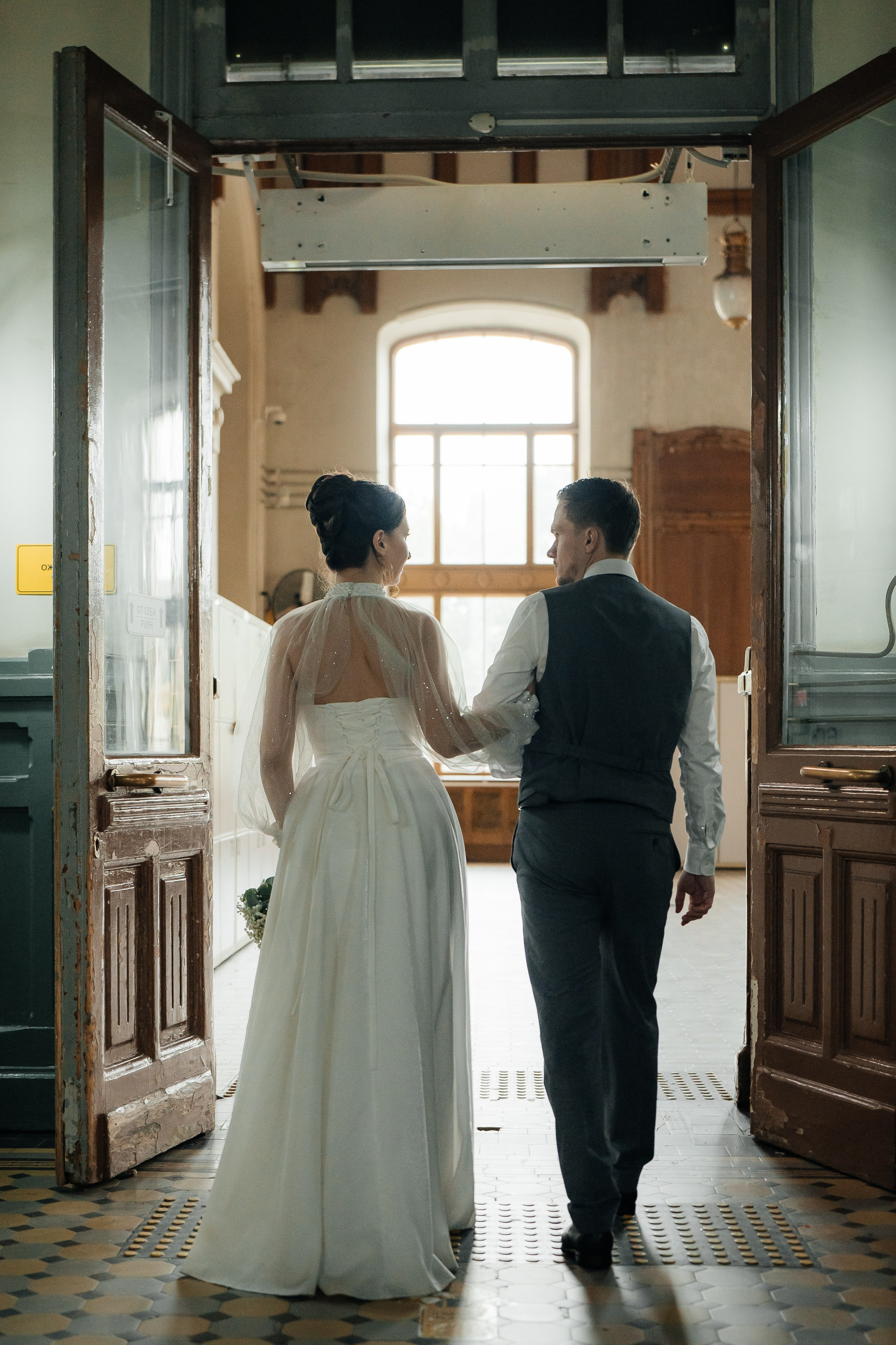 Свадебная фотосессия на Витебском вокзале в Санкт-Петербурге фото невесты и жениха в дверях. Где фотографироваться в плохую погоду в Санкт-Петербурге?