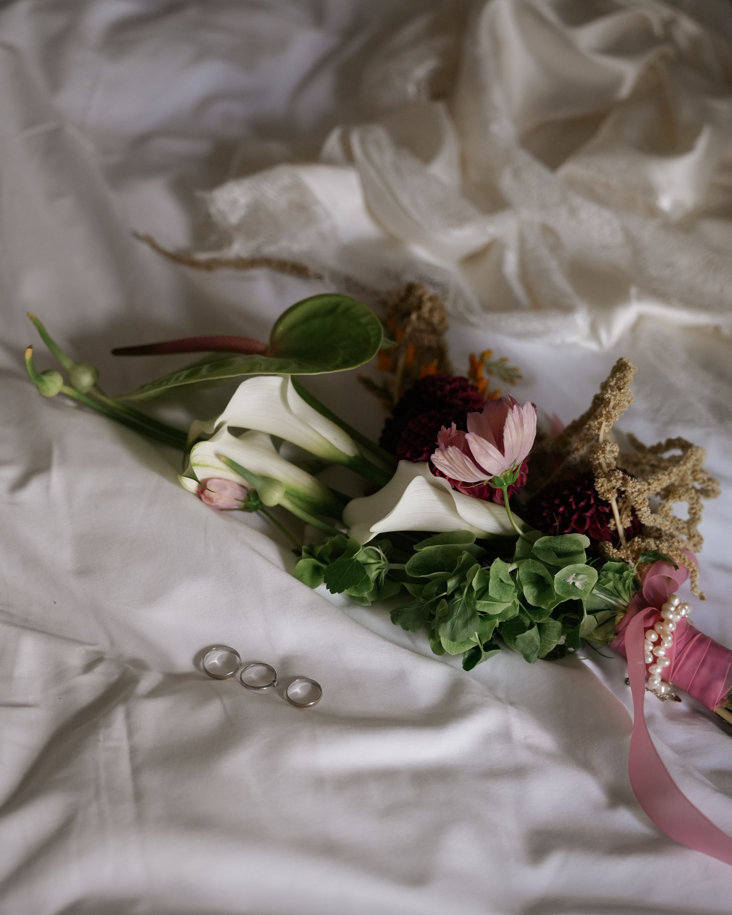 Свадебная фотосессия утра невесты и жениха в отеле Амбассадори