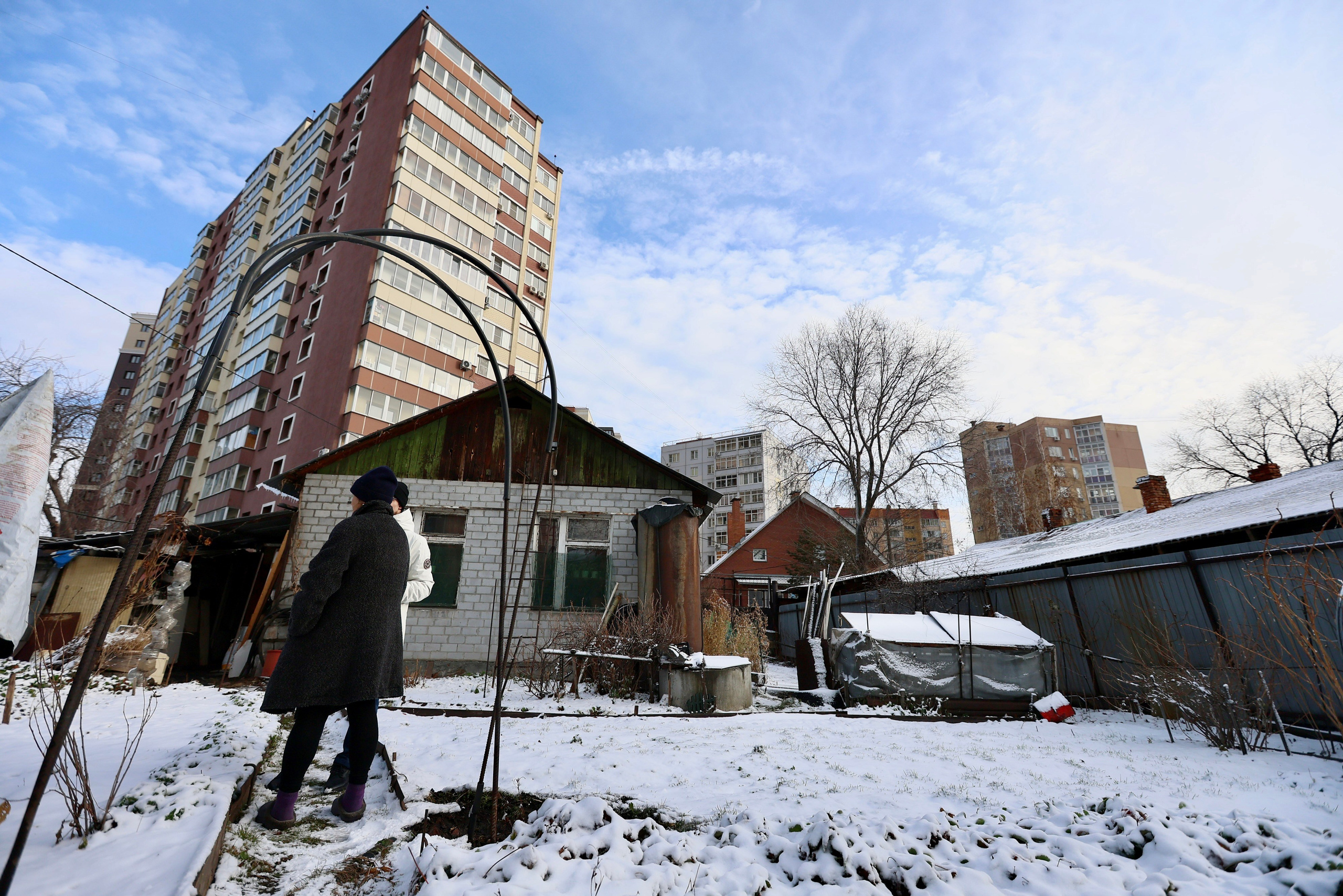 Людмила Владимировна. Хозяйка маленького дома в окружении многоэтажек. Репортажный фотограф Наталья Лапцевич