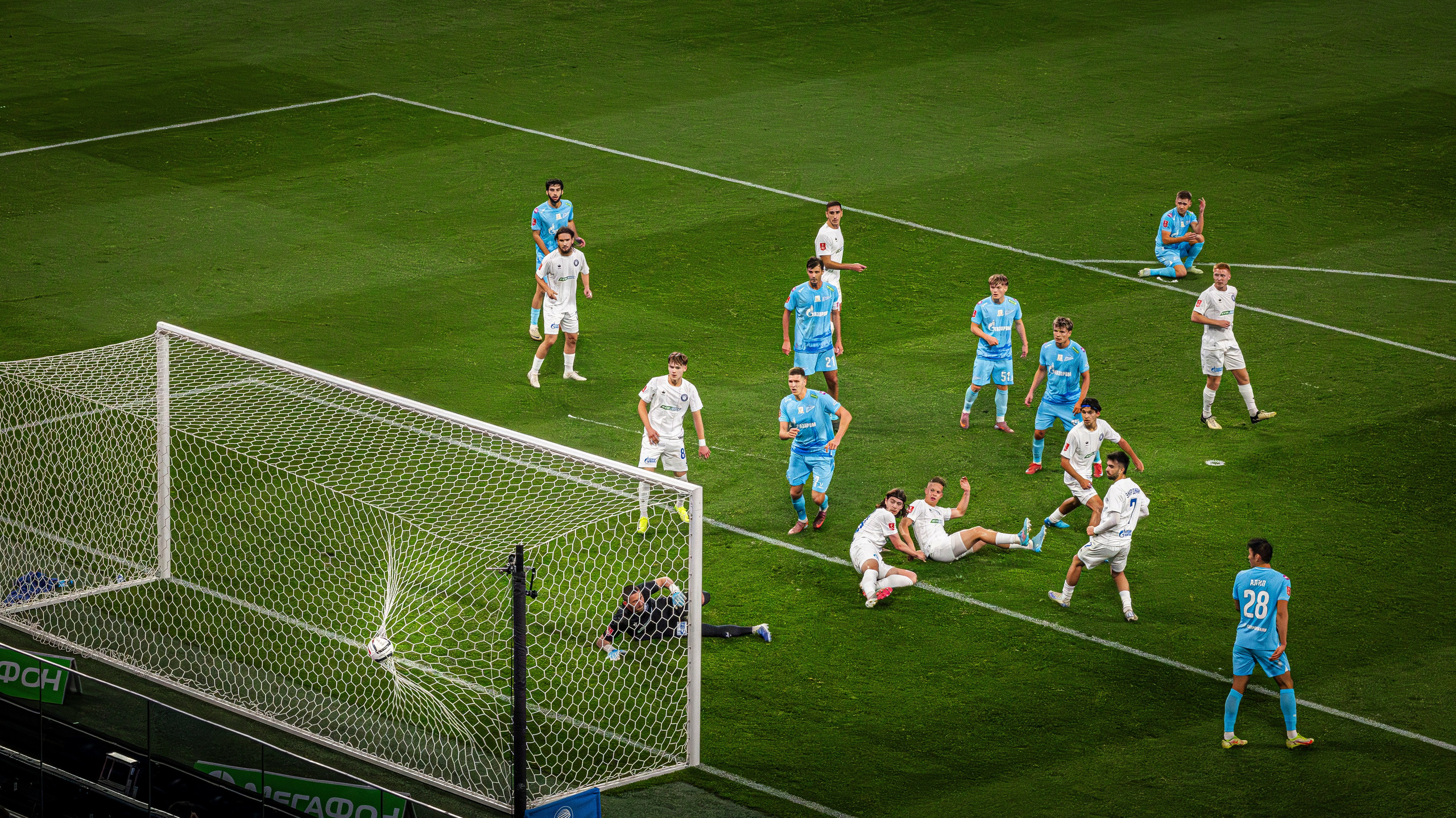 Спортивная съёмка: эмоции спортсменов, движение, дух соперничества на стадионе.