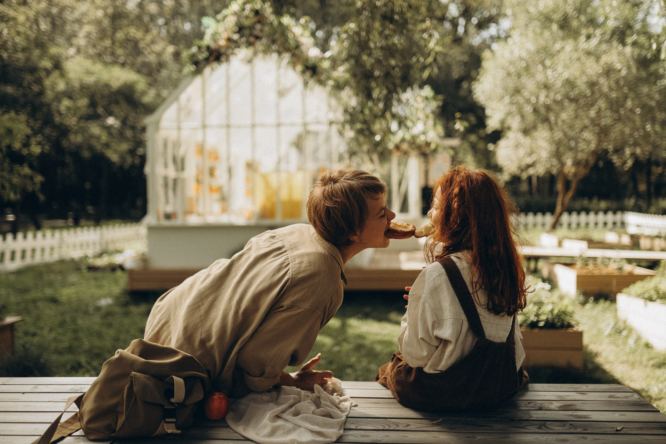 Дина и Миа в огороде. Семейный и детский фотограф в Москве Анастасия Меликова
