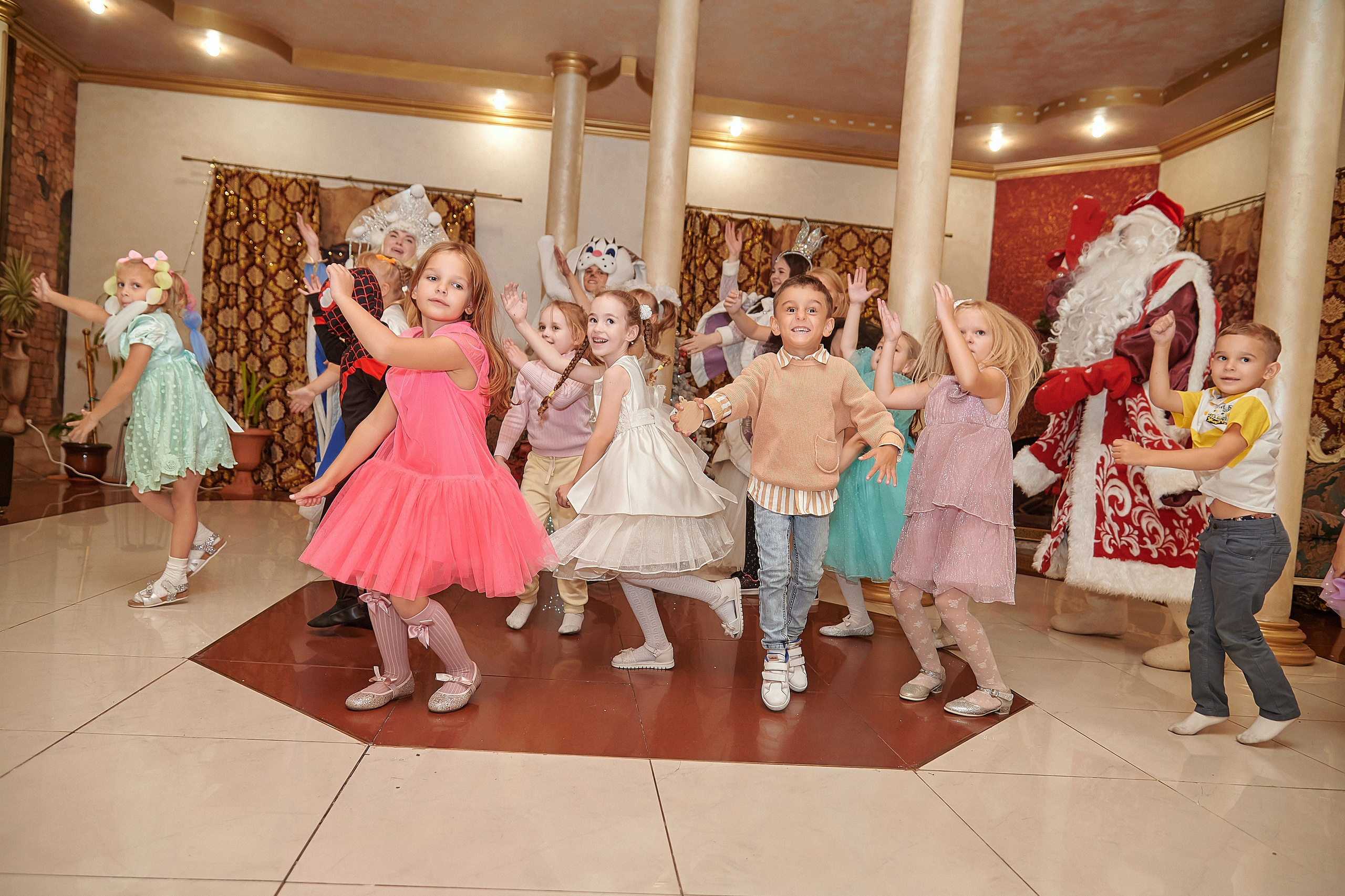 Портфолио репортажной фотосъёмки: Звёздный Дом Деда Мороза. Фотограф Яковлев Роман — Красноярск