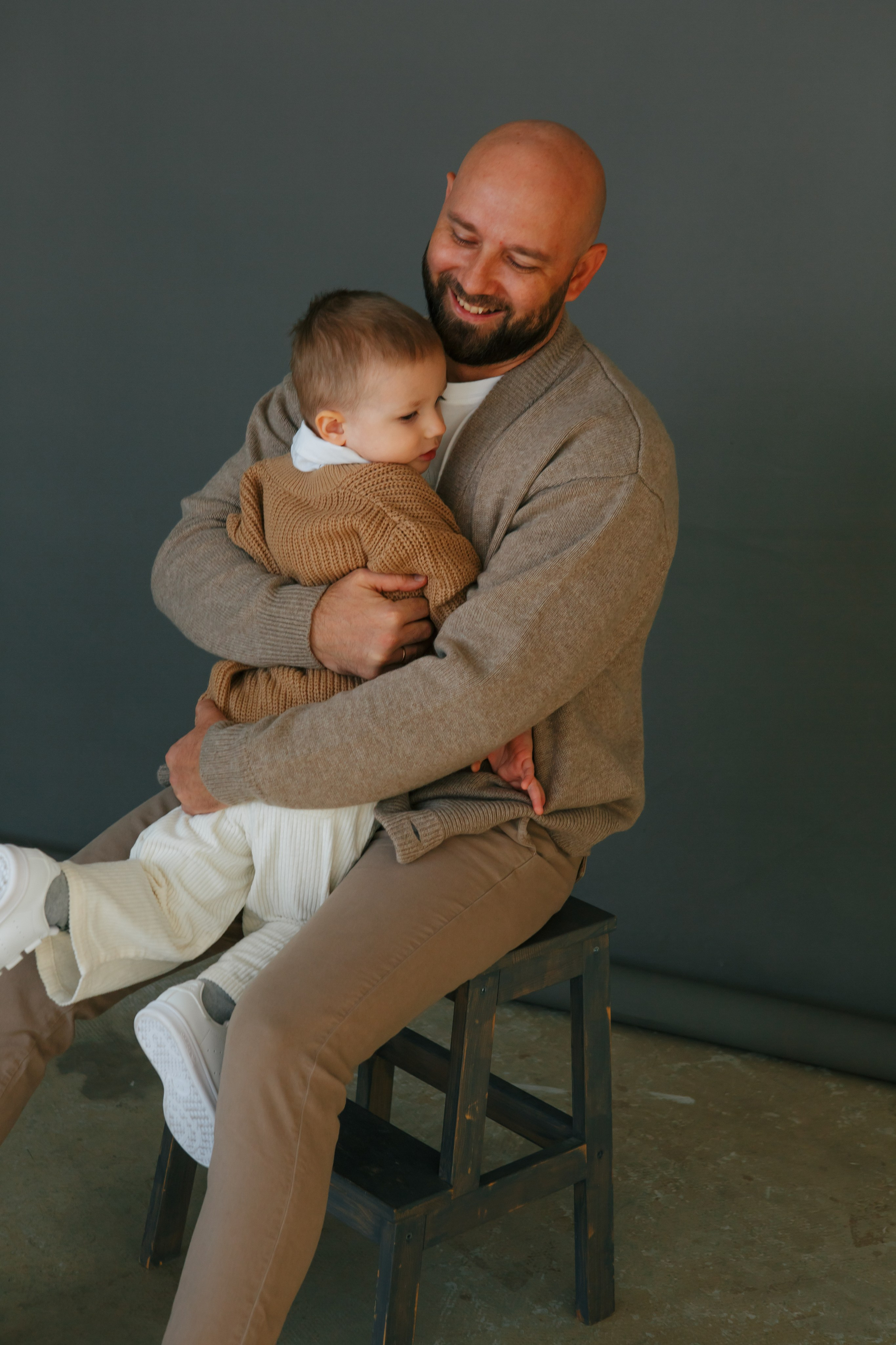 Семейная фотосессия в минималистичном стиле. Фотограф Александра Рышкова