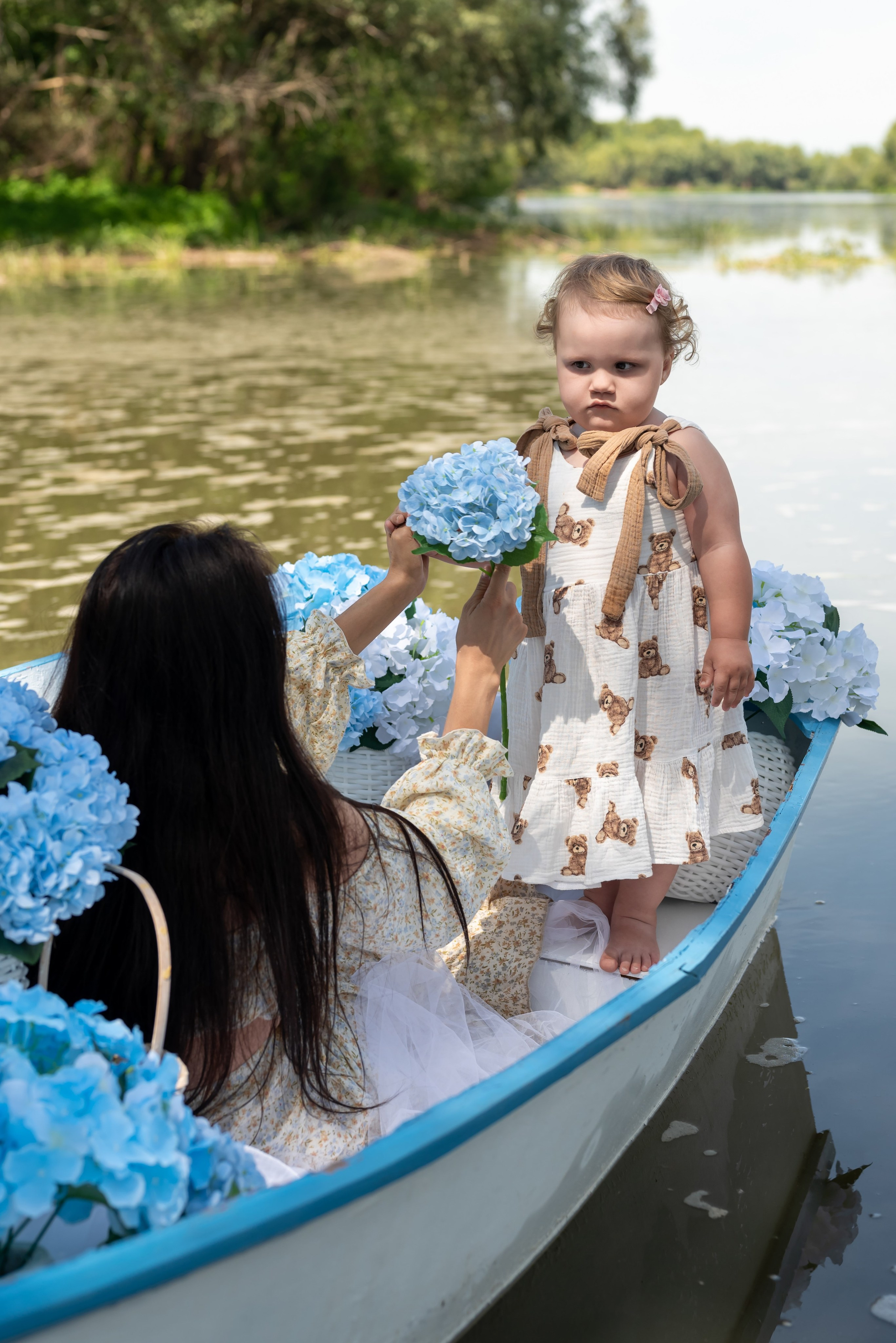 Фотопроект на лодке с голубыми гортензиями. Фотограф в городе Салават