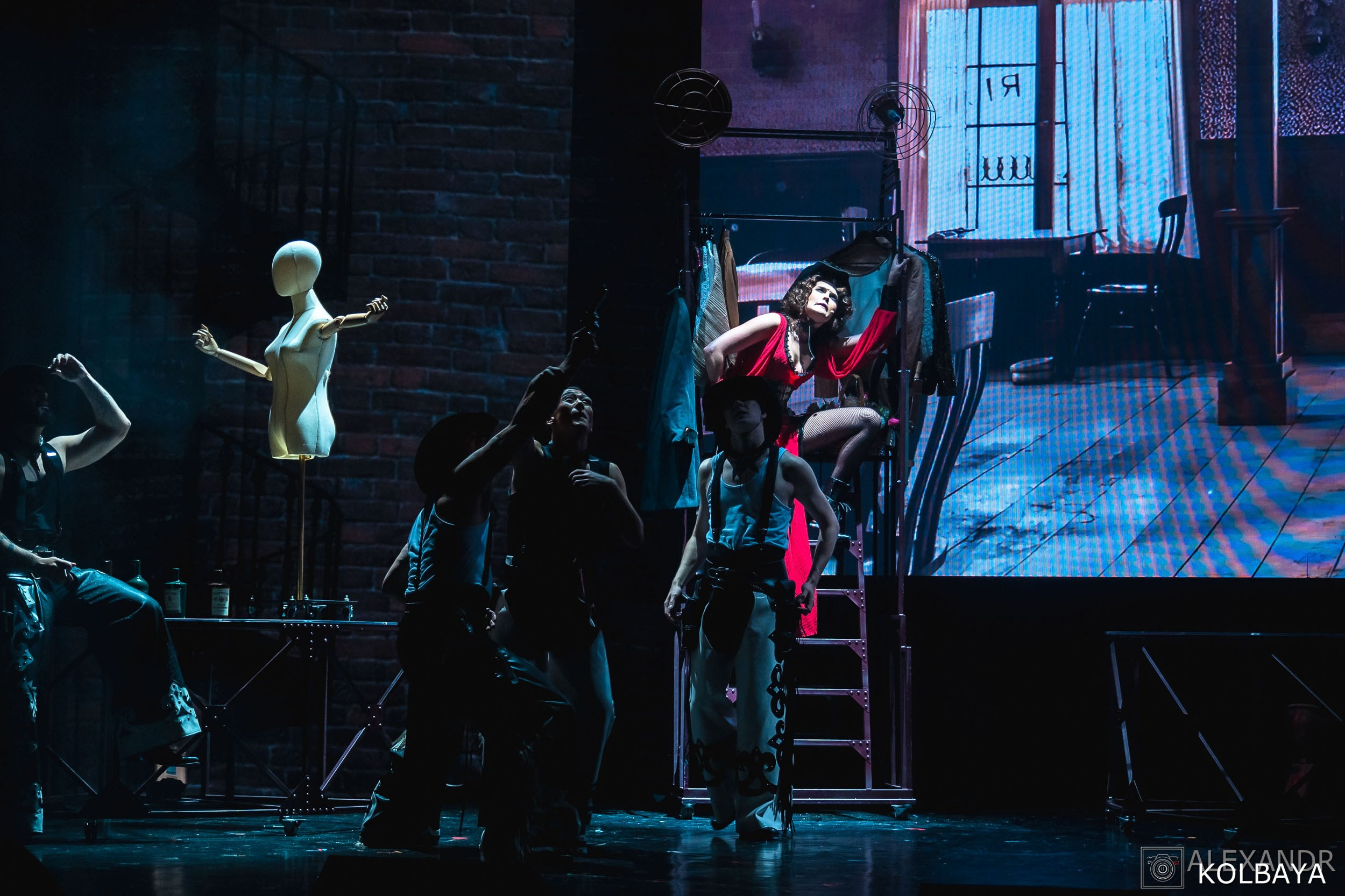 Фотографии со спектакля «Привет, я тетя Чарли». Концертный и театральный репортажный фотограф в Москве Александр Колбая