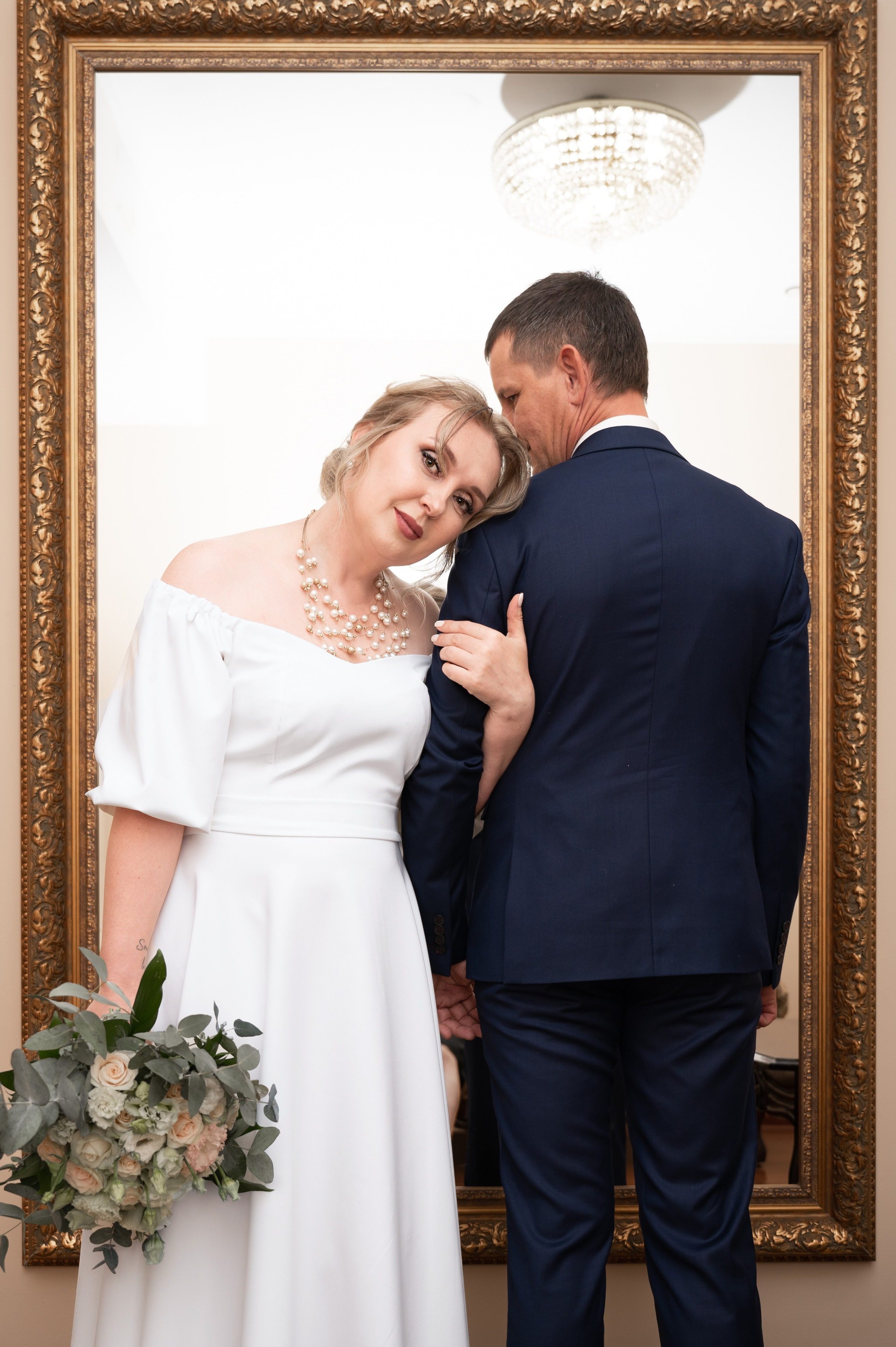 Романтичное фото невесты и жениха у зеркала
