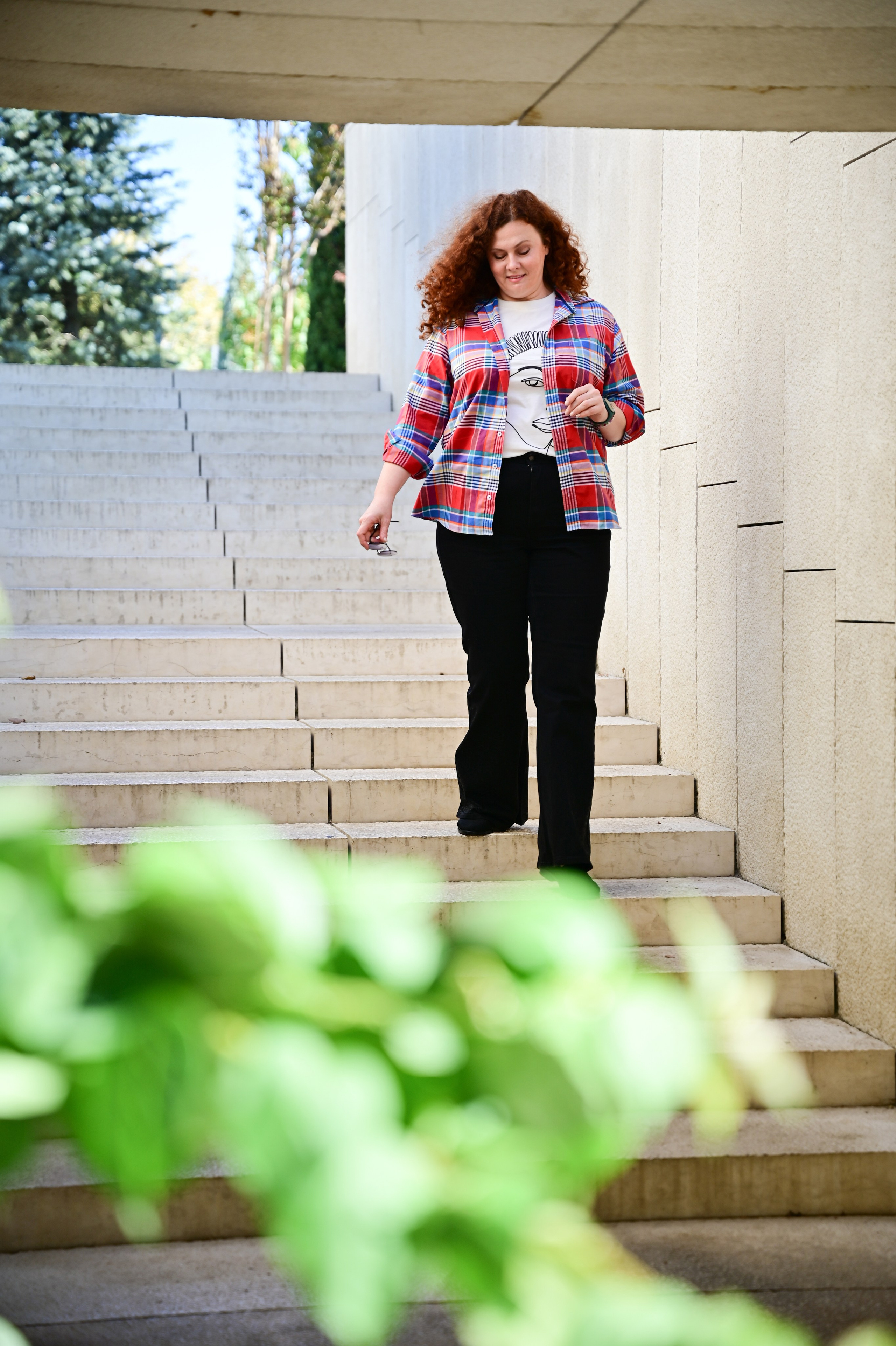 Девушка на мраморных ступеньках парка Галицкого - фотосъемка в Краснодаре
