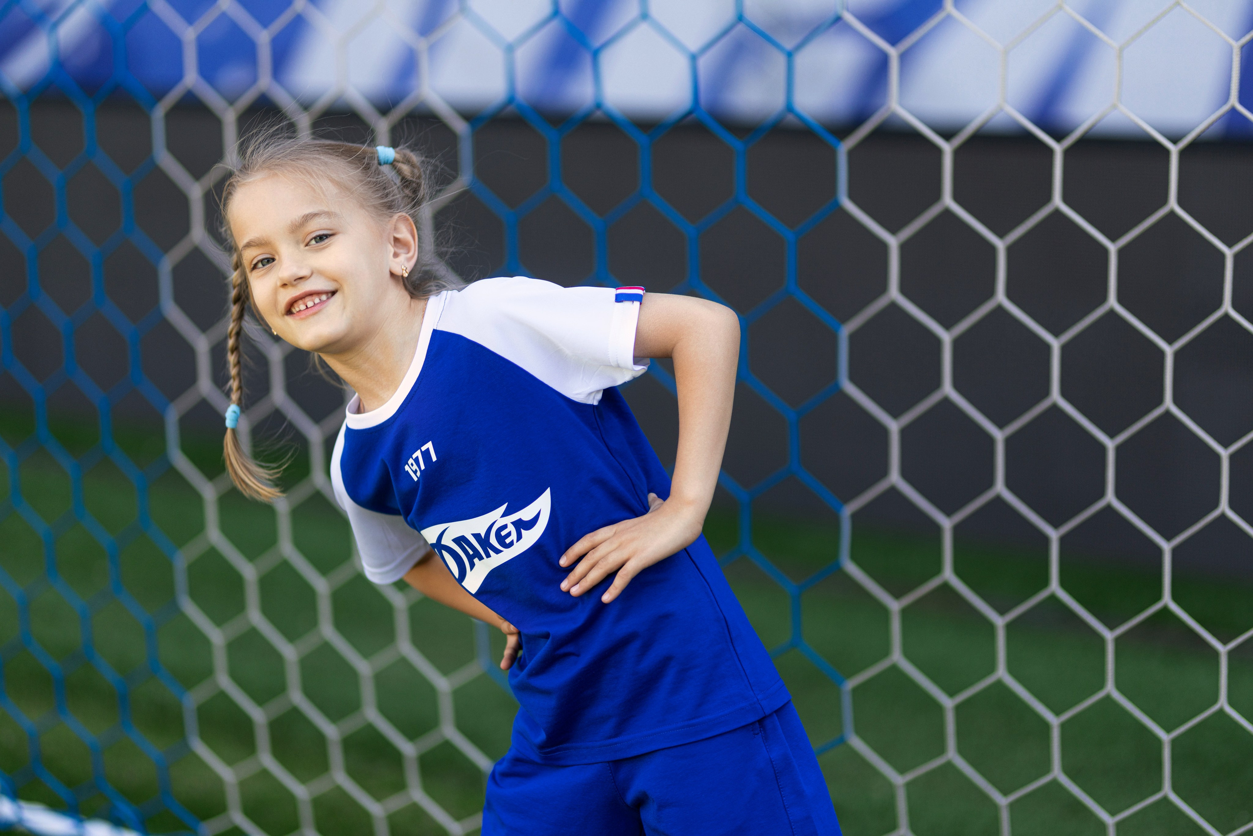 Детский портрет с Алисой на футбольном стадионе. Дмитрий Шульгин, портретный фотограф в Воронеже