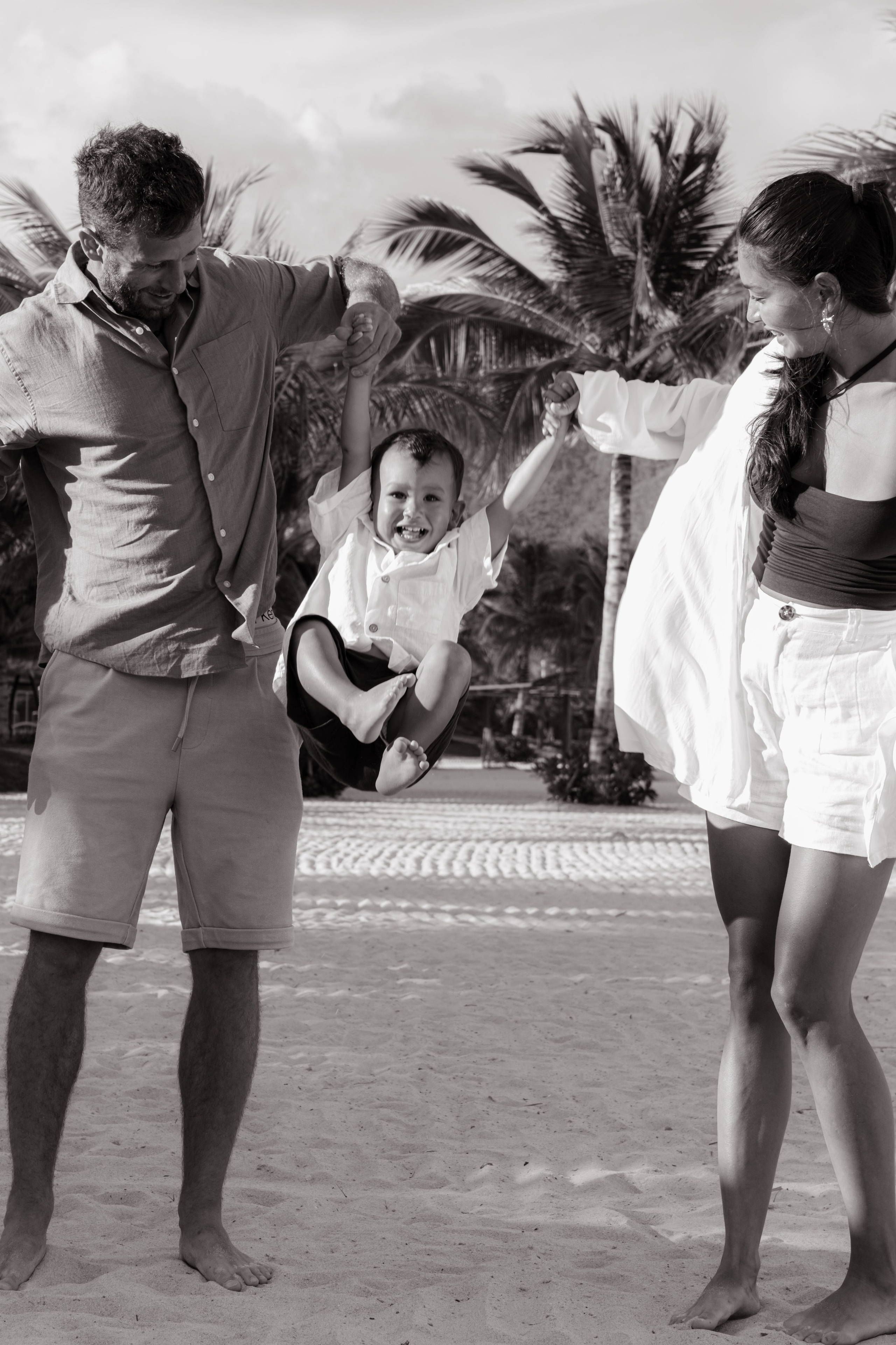 Mother and daughters. Portrait photographer Nha Trang | Julia Meshanina