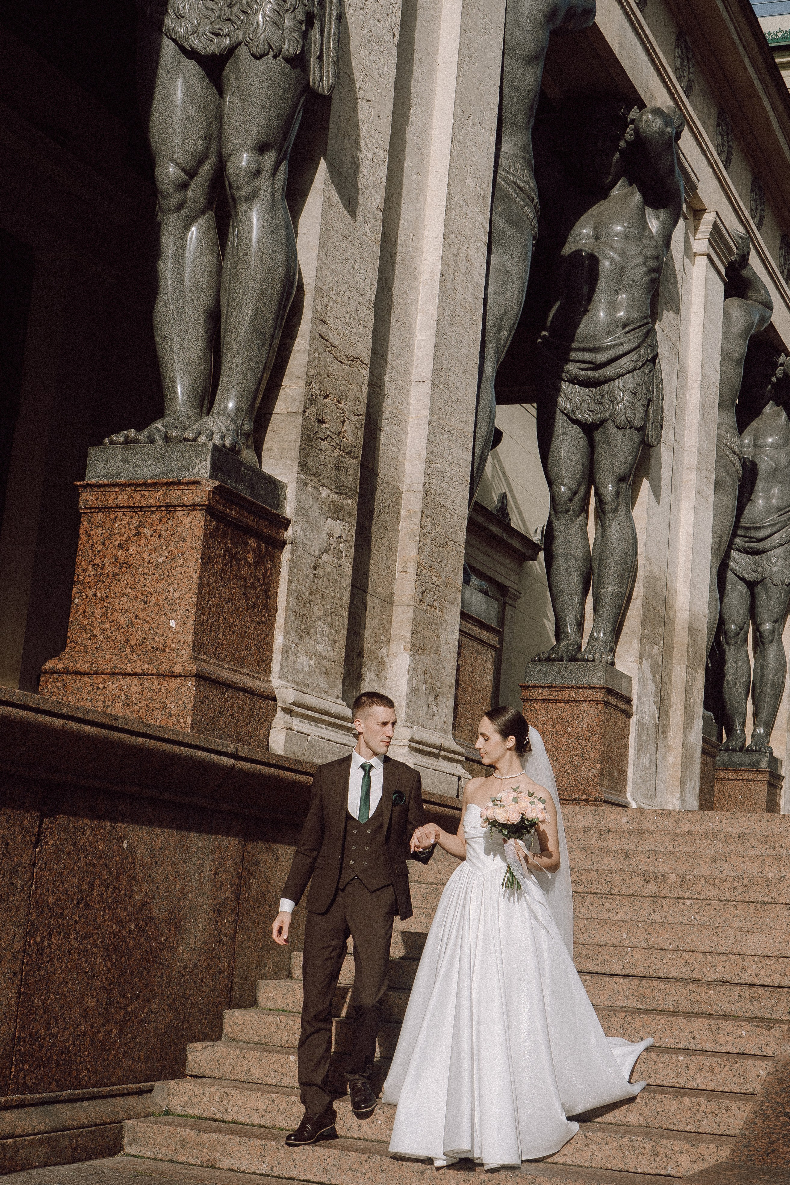 СВАДЕБНАЯ ПРОГУЛКА В САНТК-ПЕТЕРБУРГЕ (ИСАКИЕВСКИЙ СОБОР, ЗИМНЯЯ КАНАВКА, ЭРМИТАЖ И БОЛЬШАЯ МОРСКАЯ УЛИЦА). Профессиональный фотограф, Санкт-Петербург — Виктория Богомолова