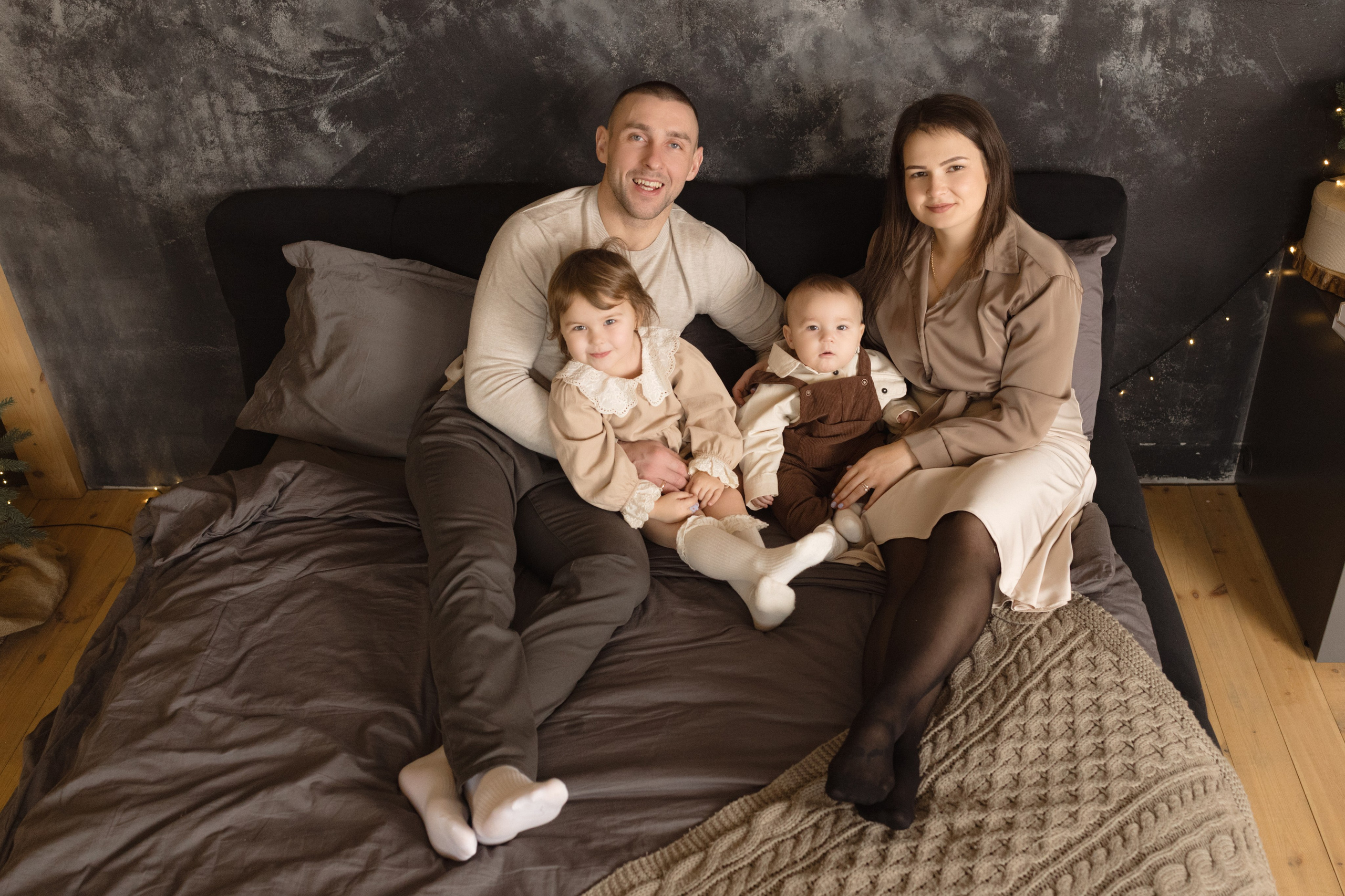 Новогодняя съемка в Мун (зал Семейный). Фотограф беременности и новорожденных в Красноярске Вета Ланская