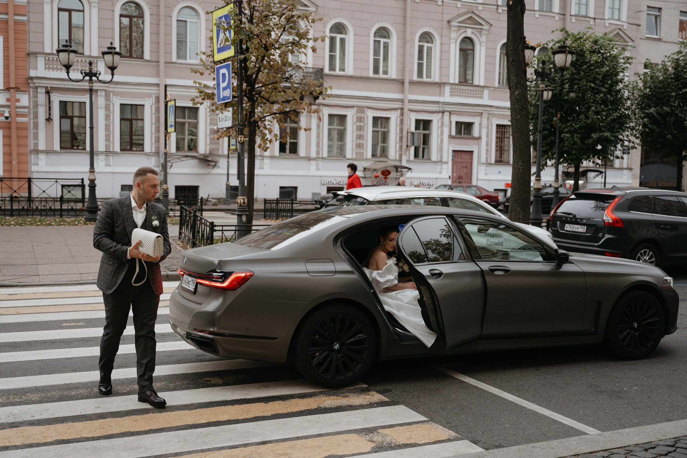 Сборы жениха и невесты в отеле Англетер