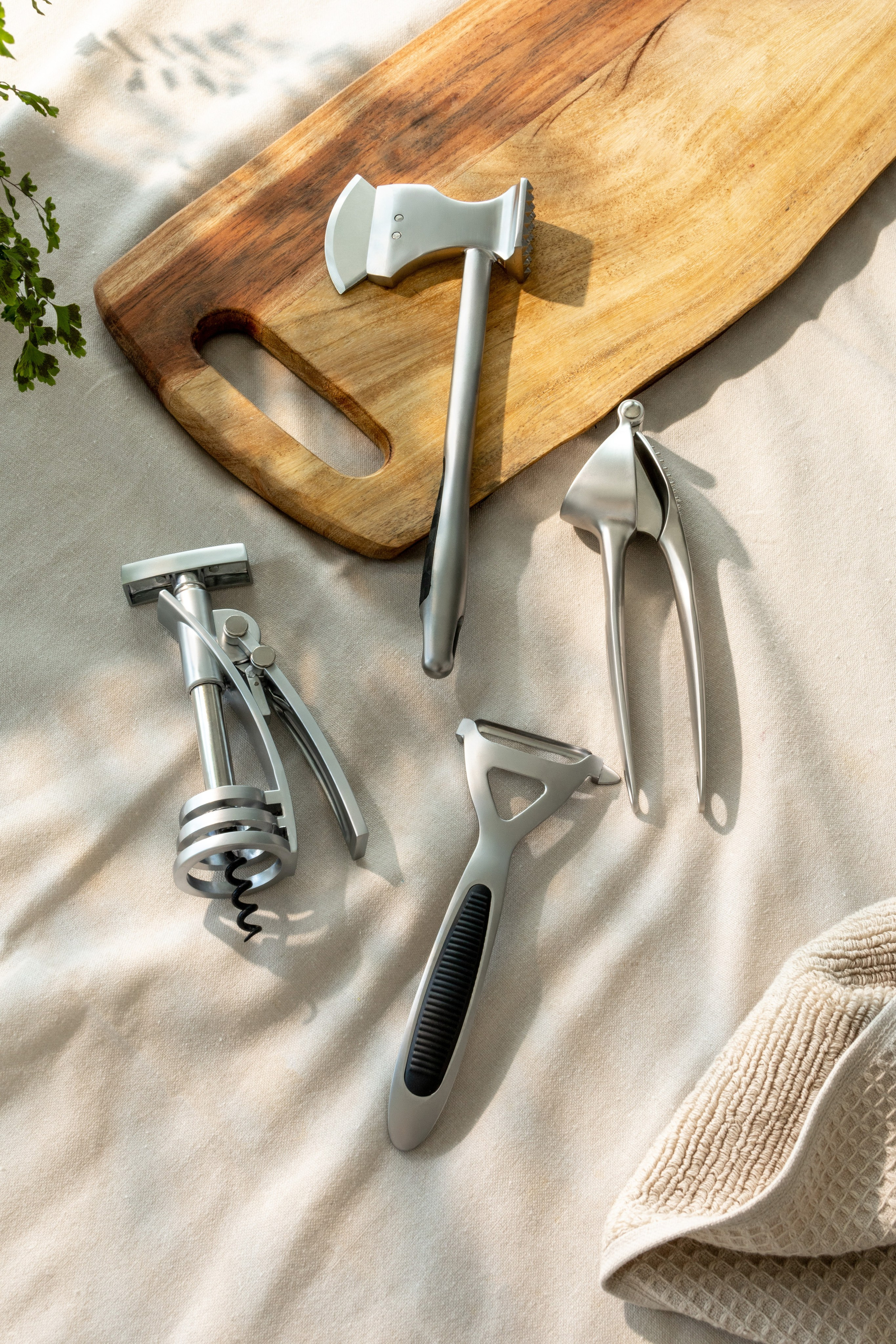 Сила и стиль на кухне: штопор, топорик, овощечистка и чеснокодавка. Профессиональная фотосъемка