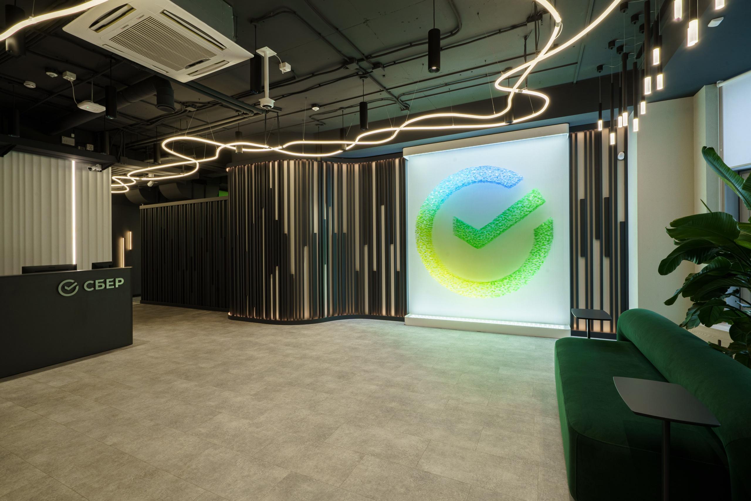 Современный офис Сбербанка с зоной ожидания и зелёными акцентами