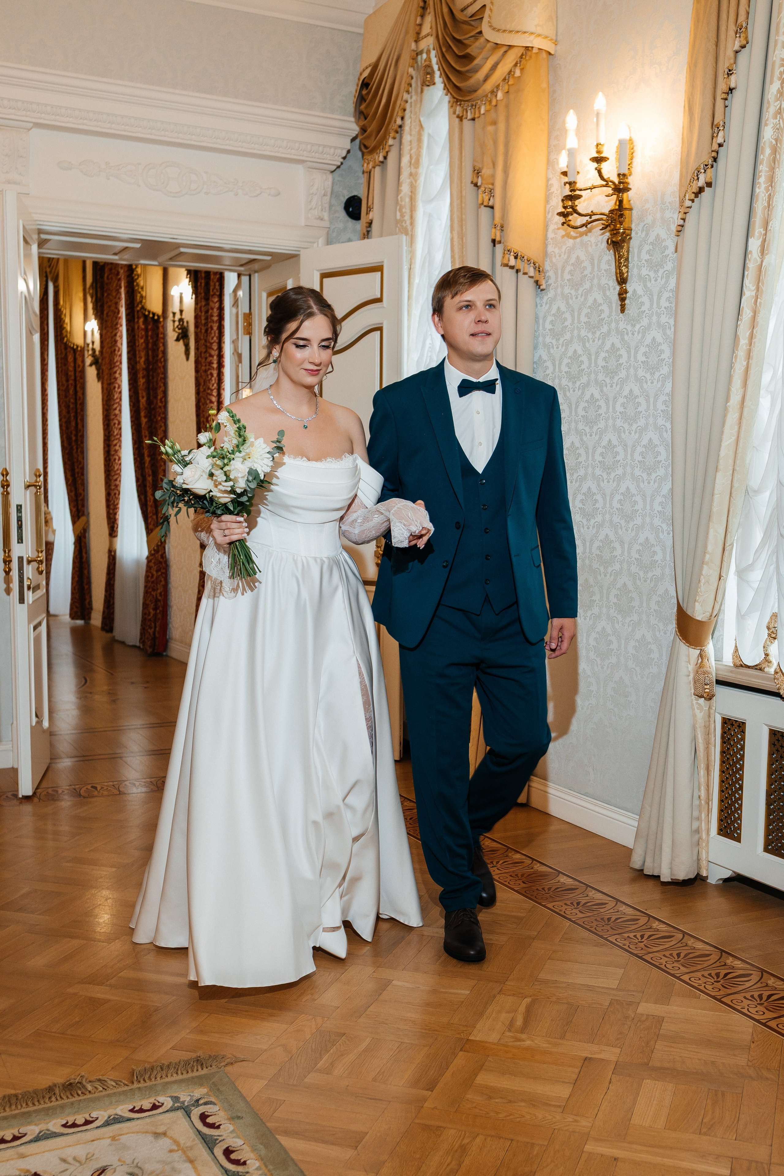 Свадебная прогулка на корабле. Олег Сверчков | Свадебный фотограф Вологда