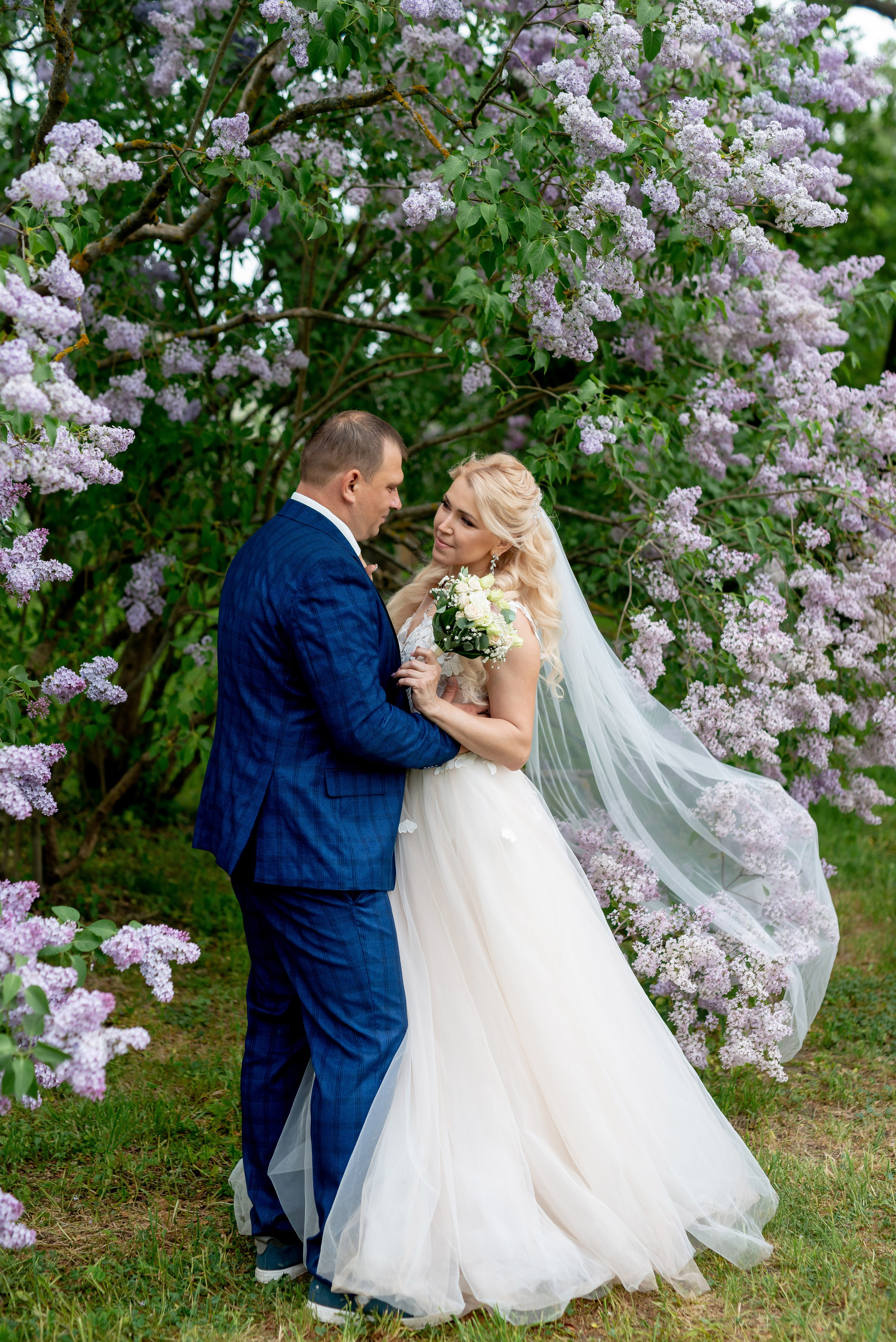 Евгения (фотосессия с малиновым chevrolet camaro, в сирени в Пушкине в Екатерининском парке). Портретный, семейный и свадебный фотограф в Санкт-Петербурге и в Пушкине Ширяев Денис