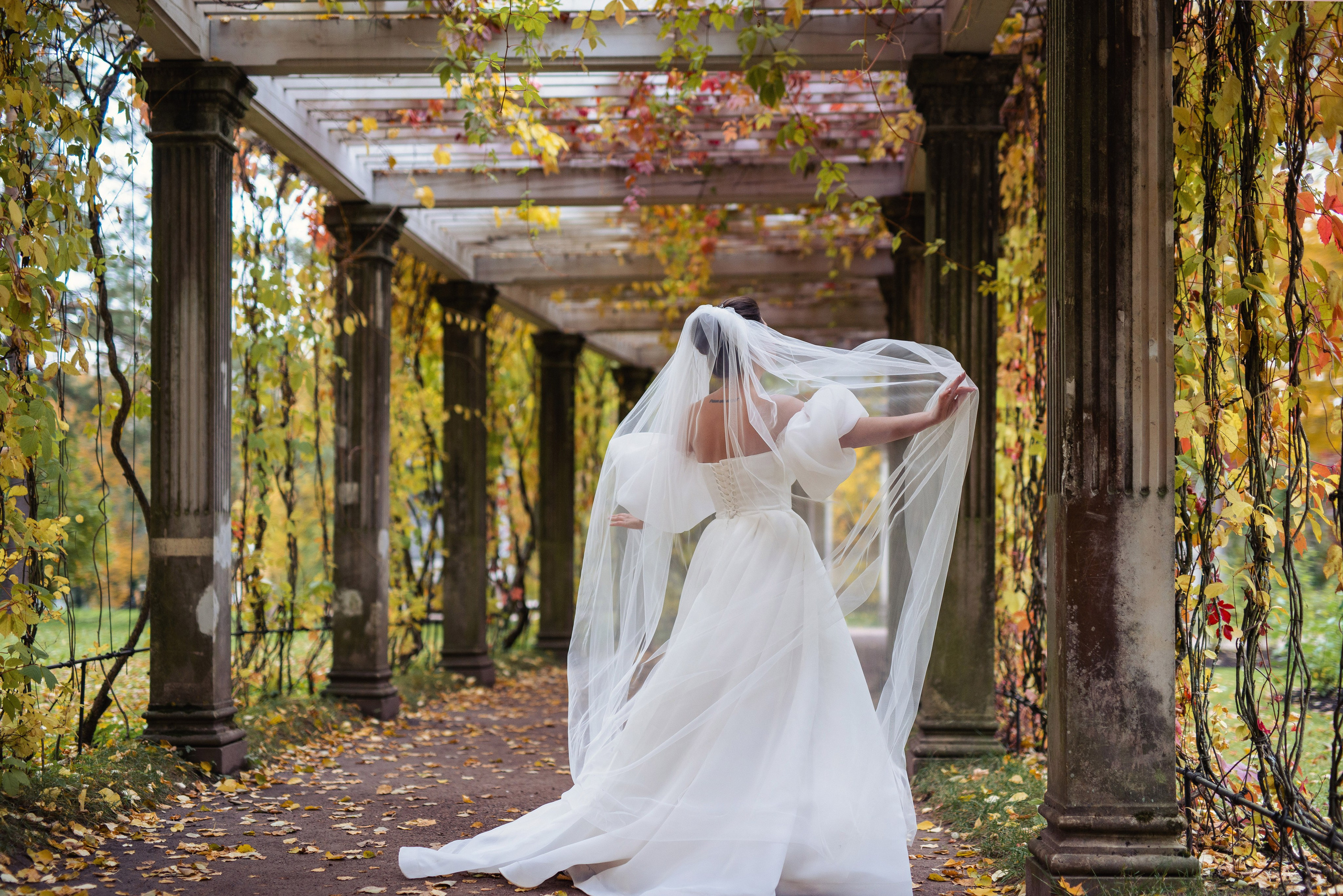 Осенняя свадебная прогулка в Екатерининском парке в Пушкине. Портретный, семейный и свадебный фотограф в Санкт-Петербурге и в Пушкине Ширяев Денис