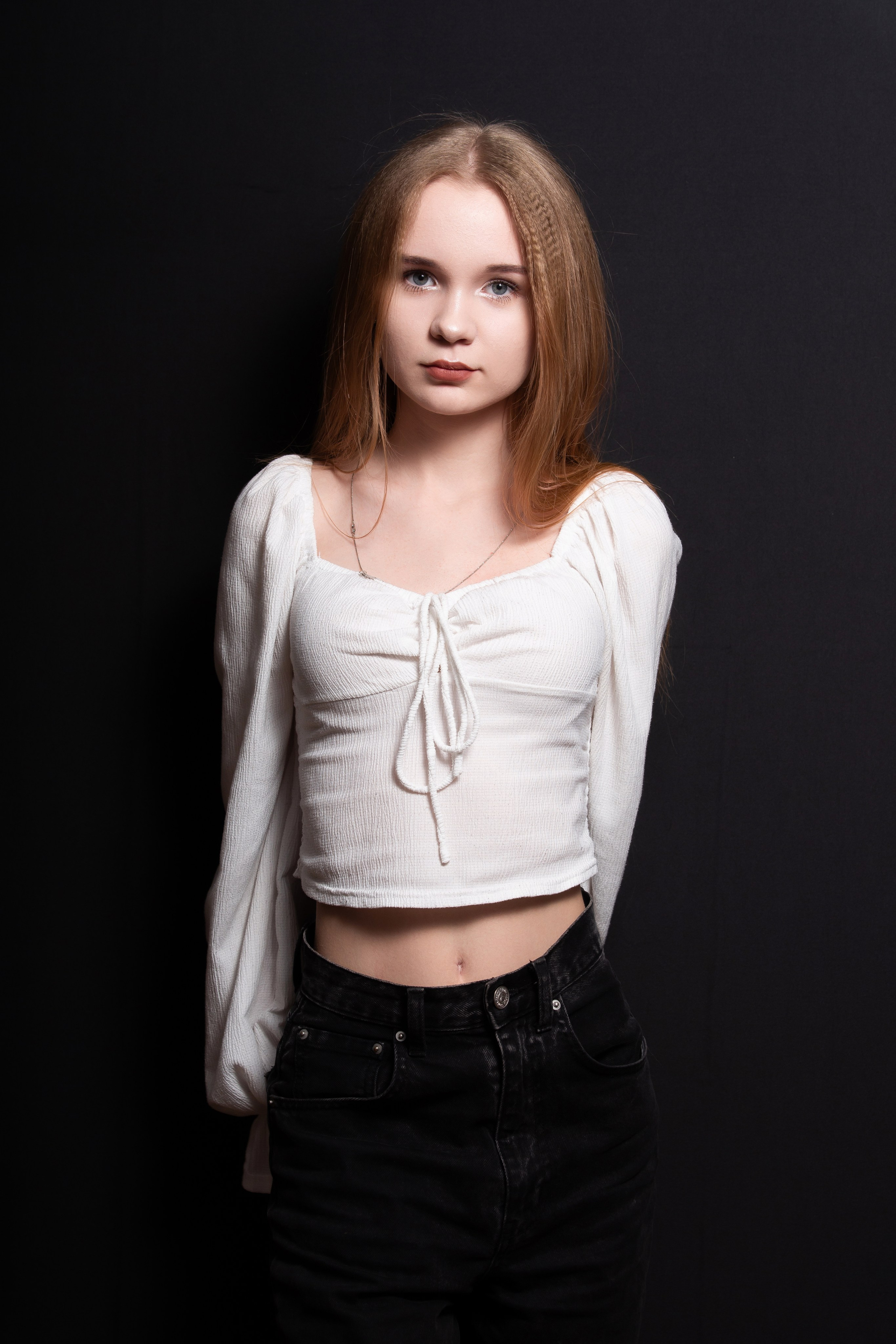 Портретная фотосессия для учеников 9 класса на чёрном фоне | Школьный фотограф Николай Богатырёв | Твой альбом / Твои правила. ТВОЙ АЛЬБОМ / ТВОИ ПРАВИЛА